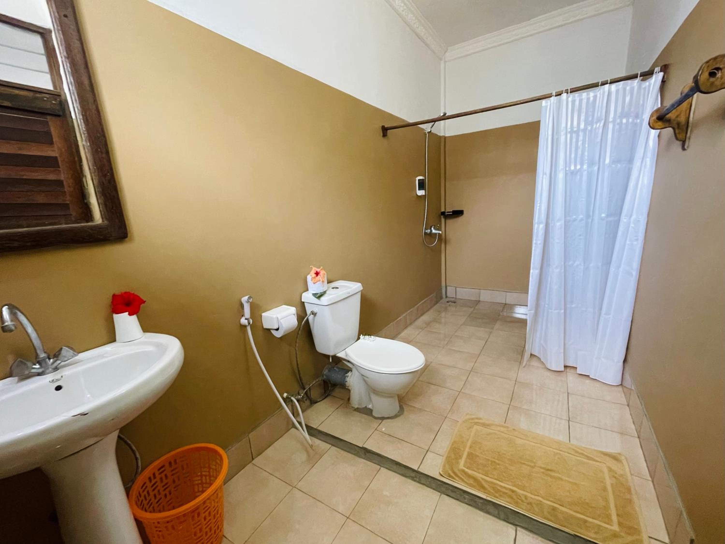 Standard King Room - Photo 12