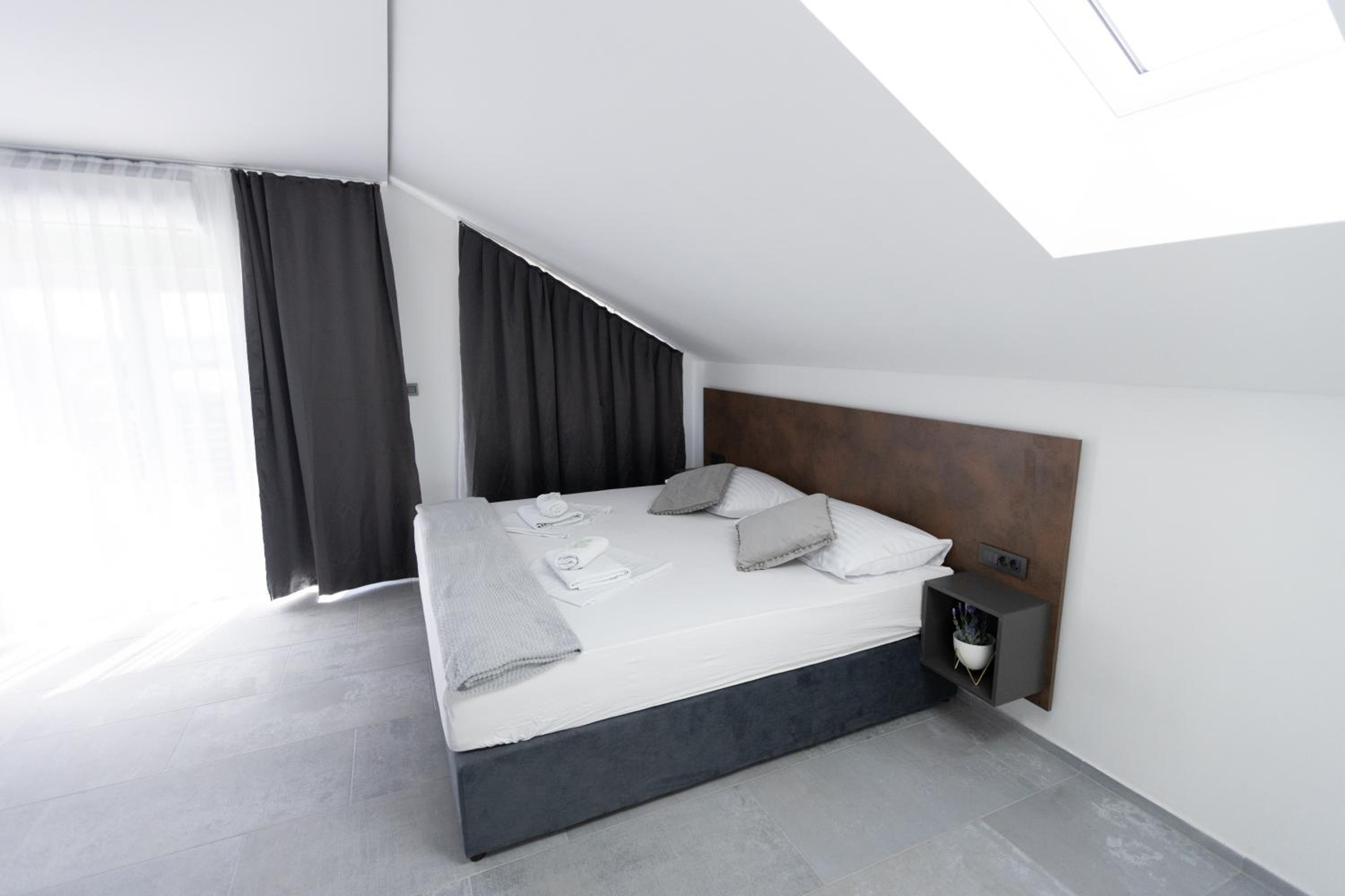 Deluxe Double Room with Bath - Photo 20