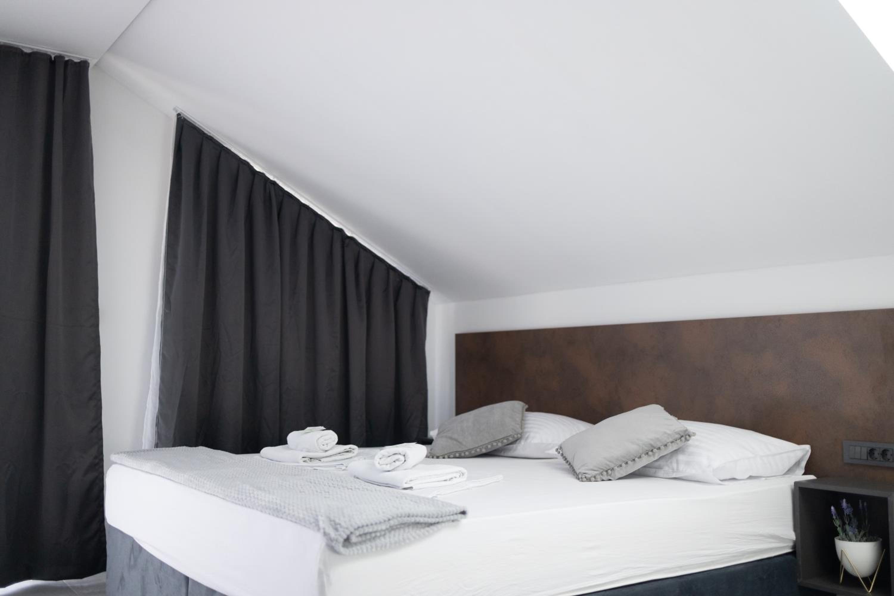 Deluxe Double Room with Bath - Photo 19