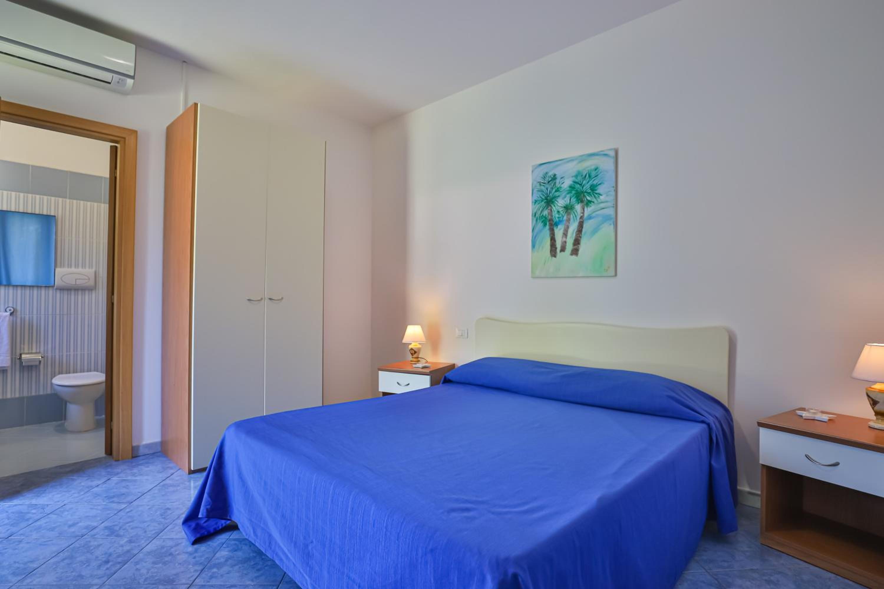 Deluxe Room (2 Adults + 1 Child)