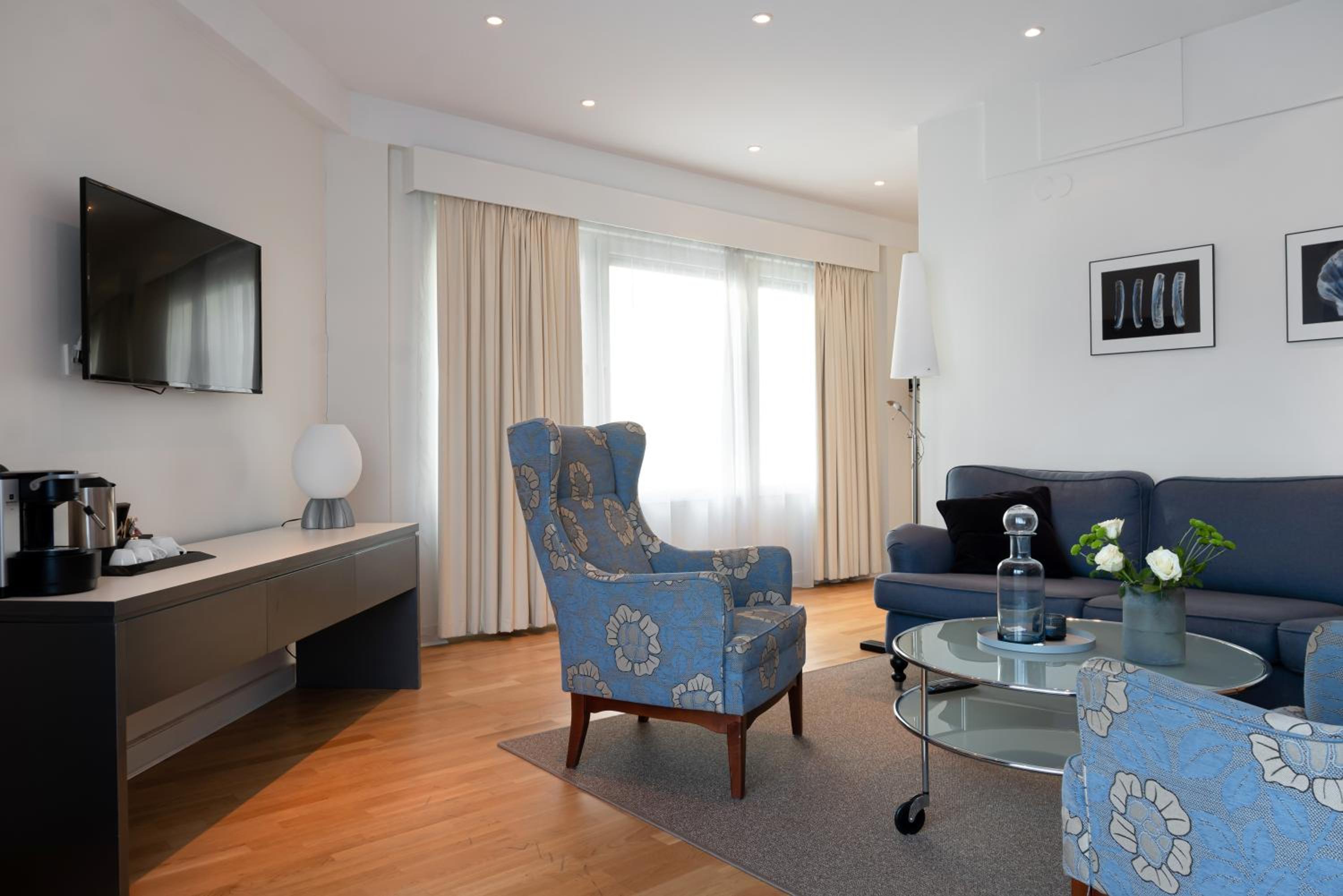 Suite - Photo 1