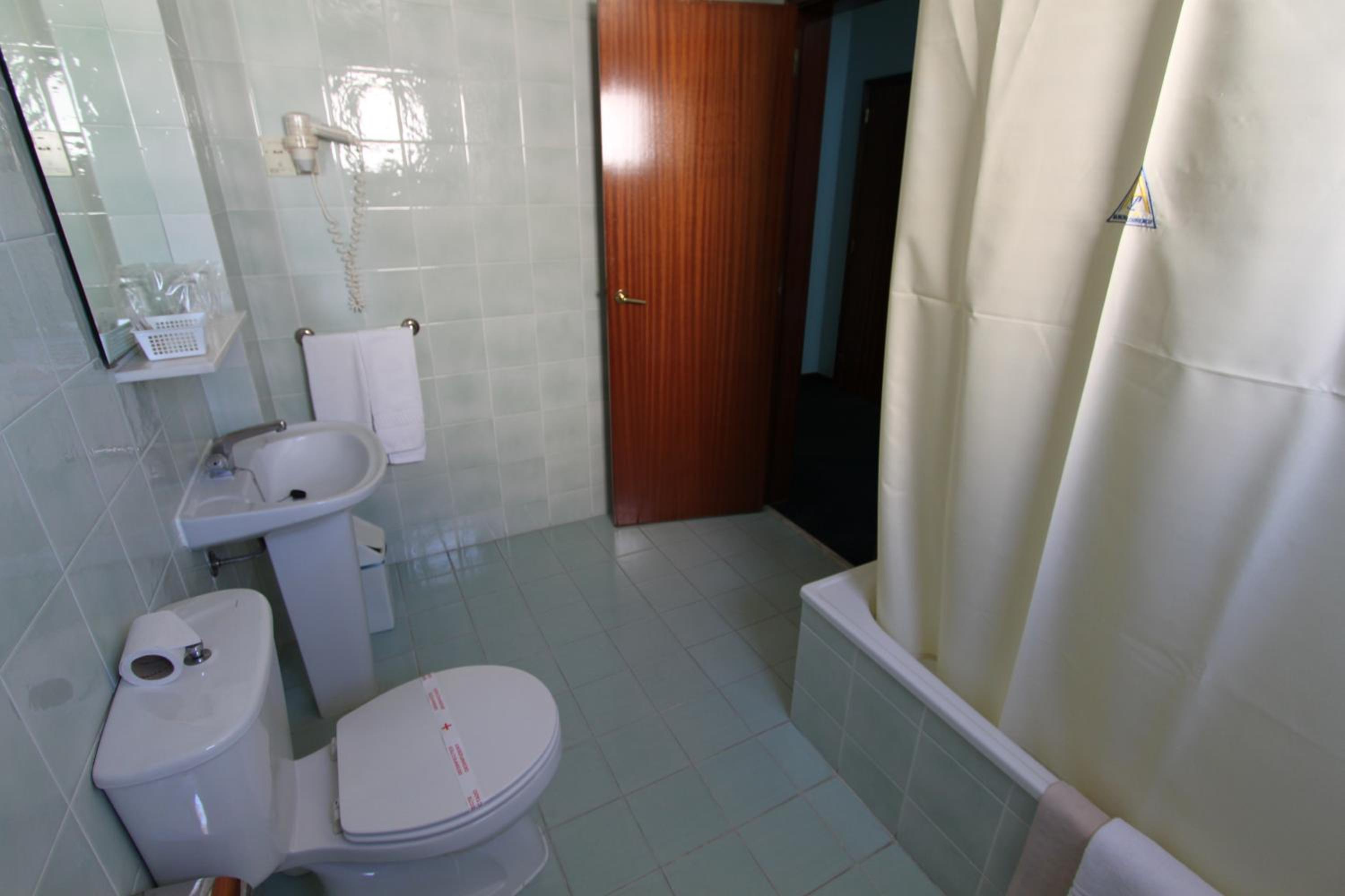 Double or Twin Room - Photo 9