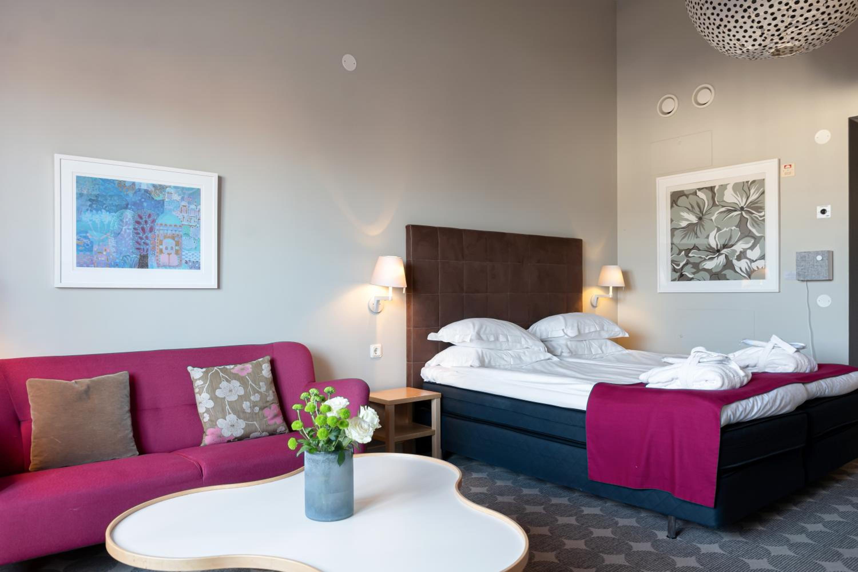Junior Suite with City View - Photo 9