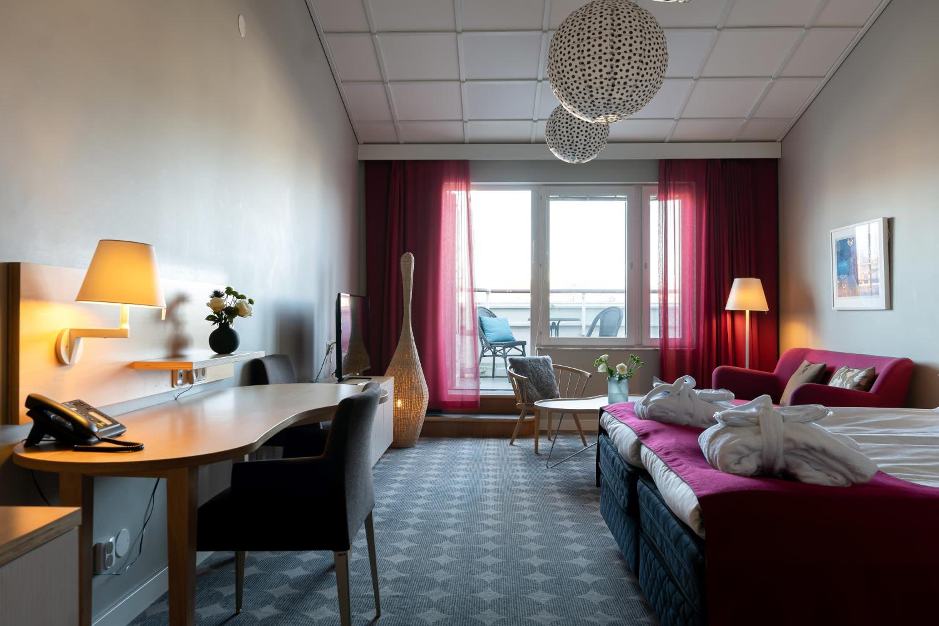 Junior Suite with City View - Photo 8