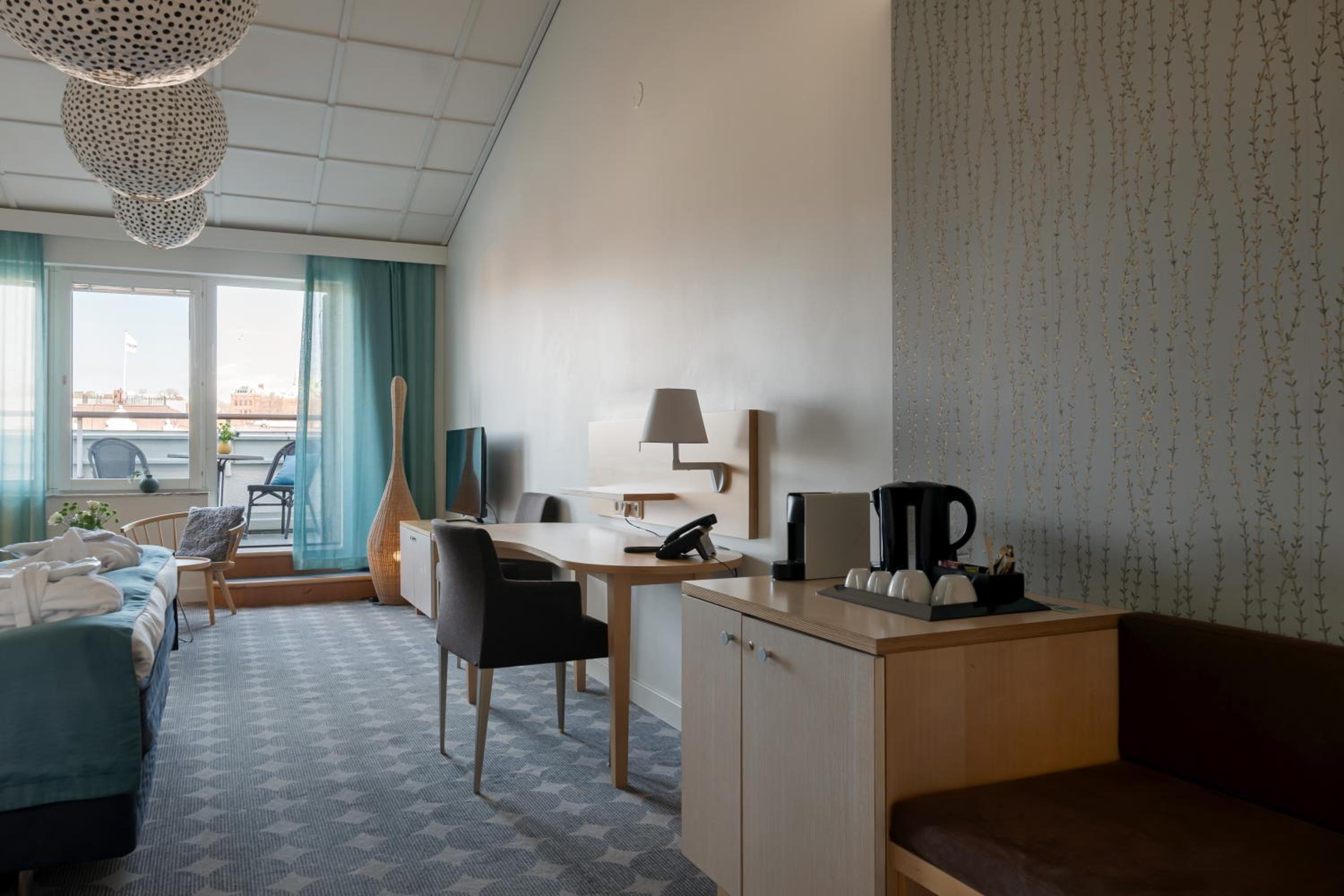 Junior Suite with City View - Photo 5