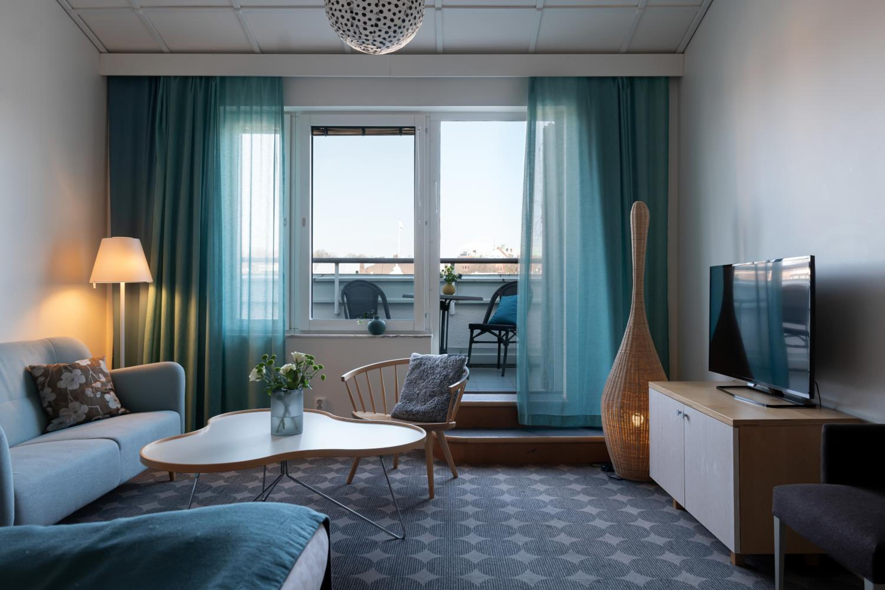 Junior Suite with City View - Photo 6
