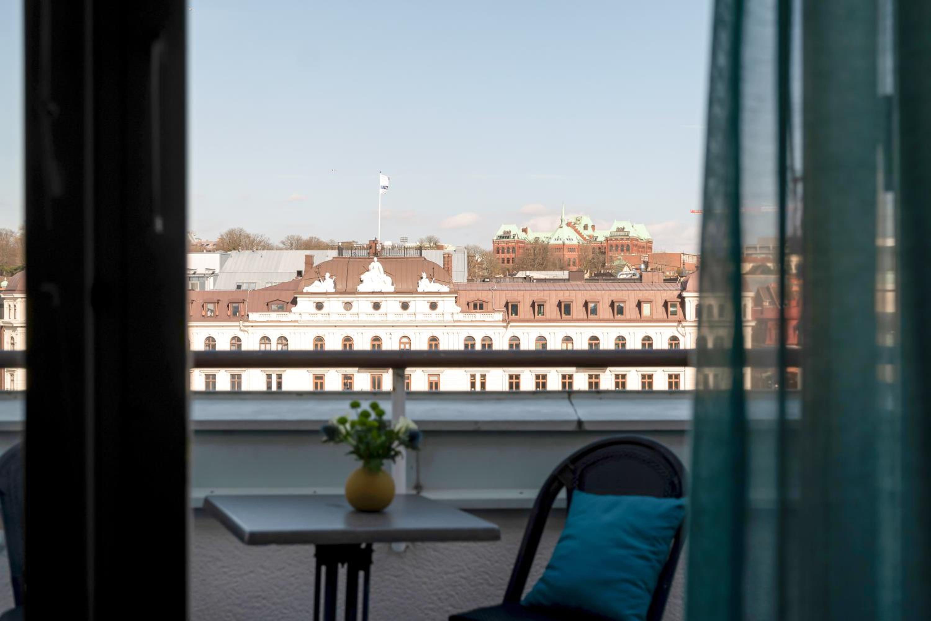 Junior Suite with City View - Photo 3