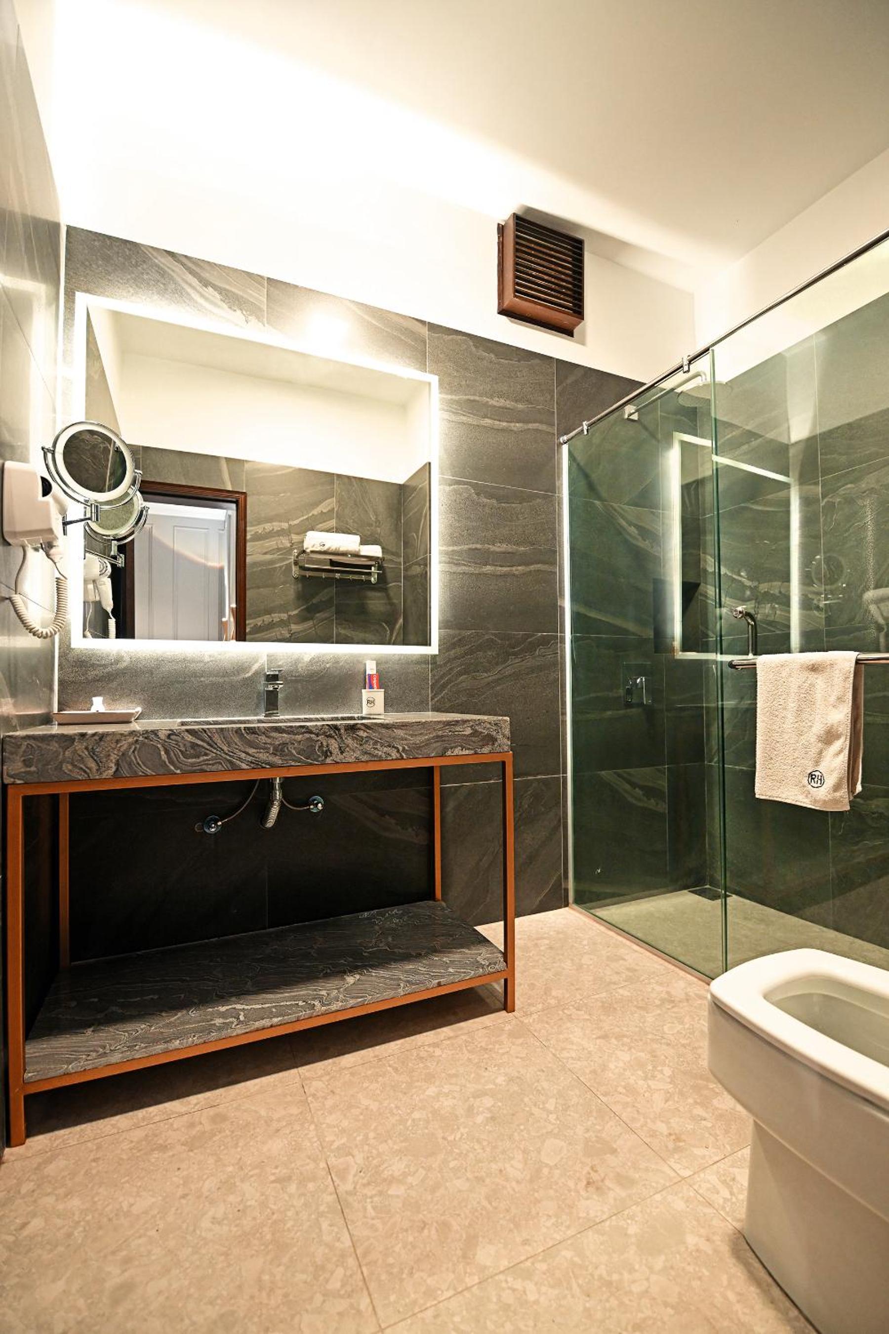 Deluxe Queen Room photo 3