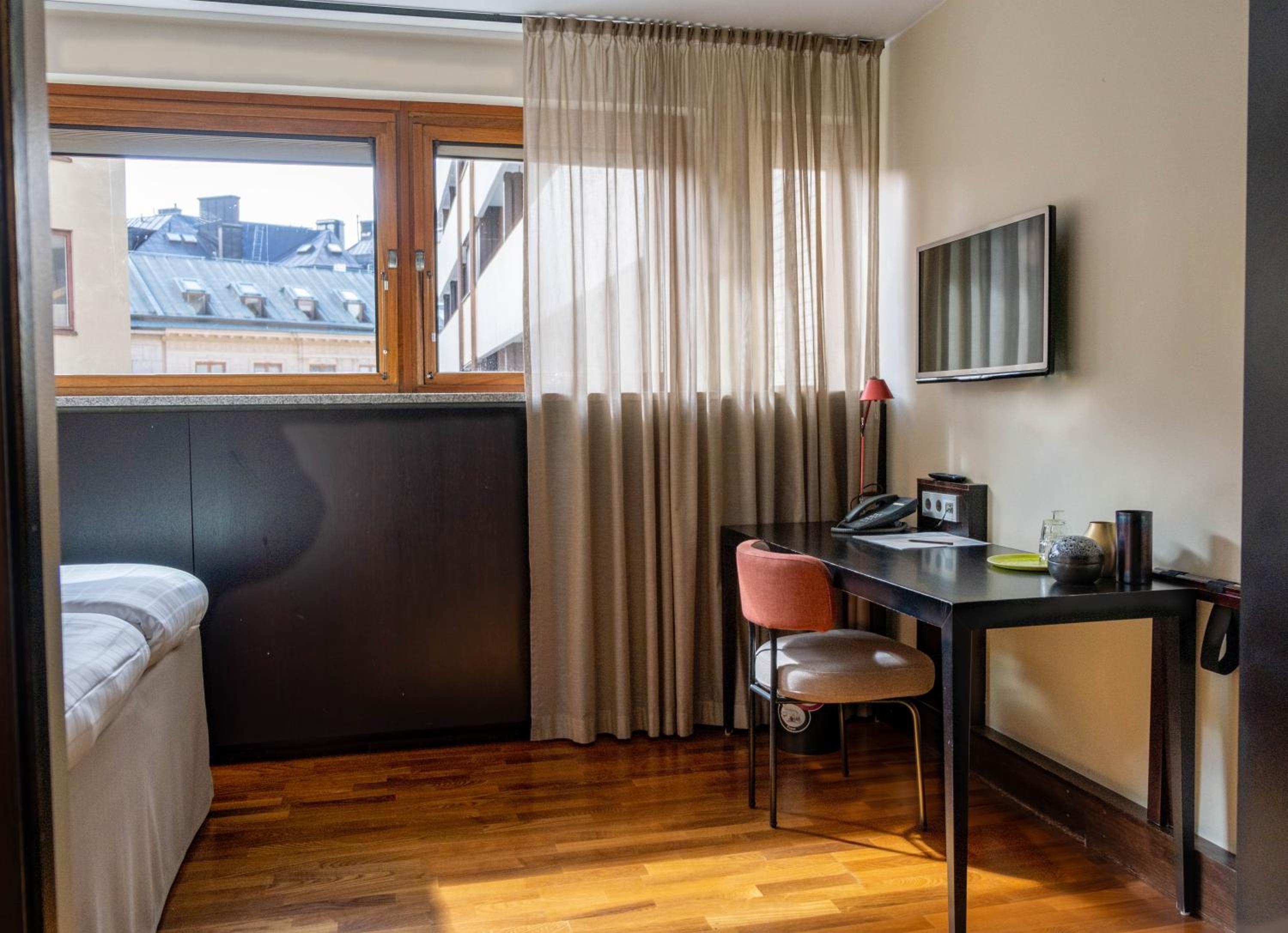 Economy Double Room thumbnail 5