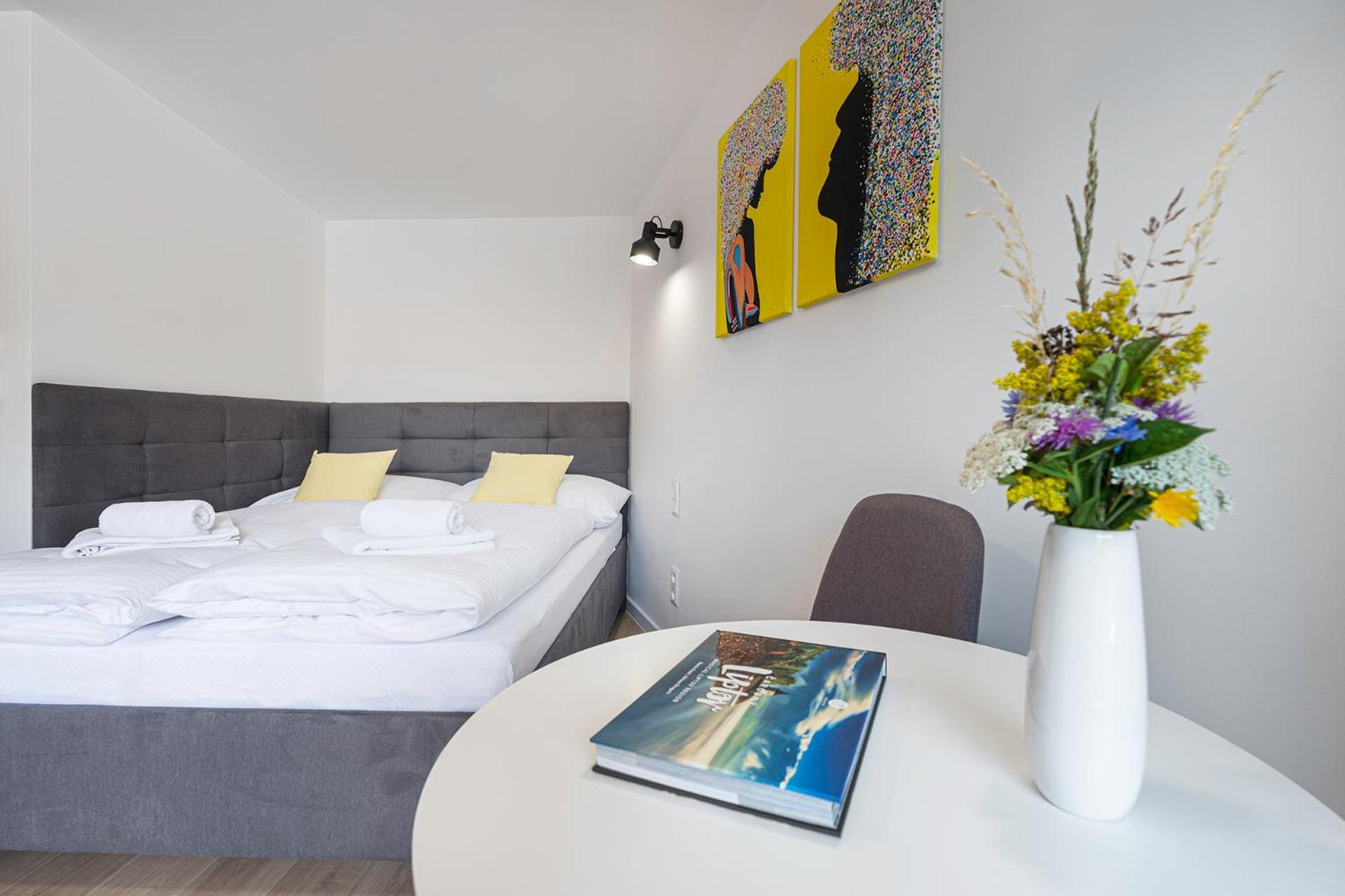 Apartment with Balcony - Photo 12