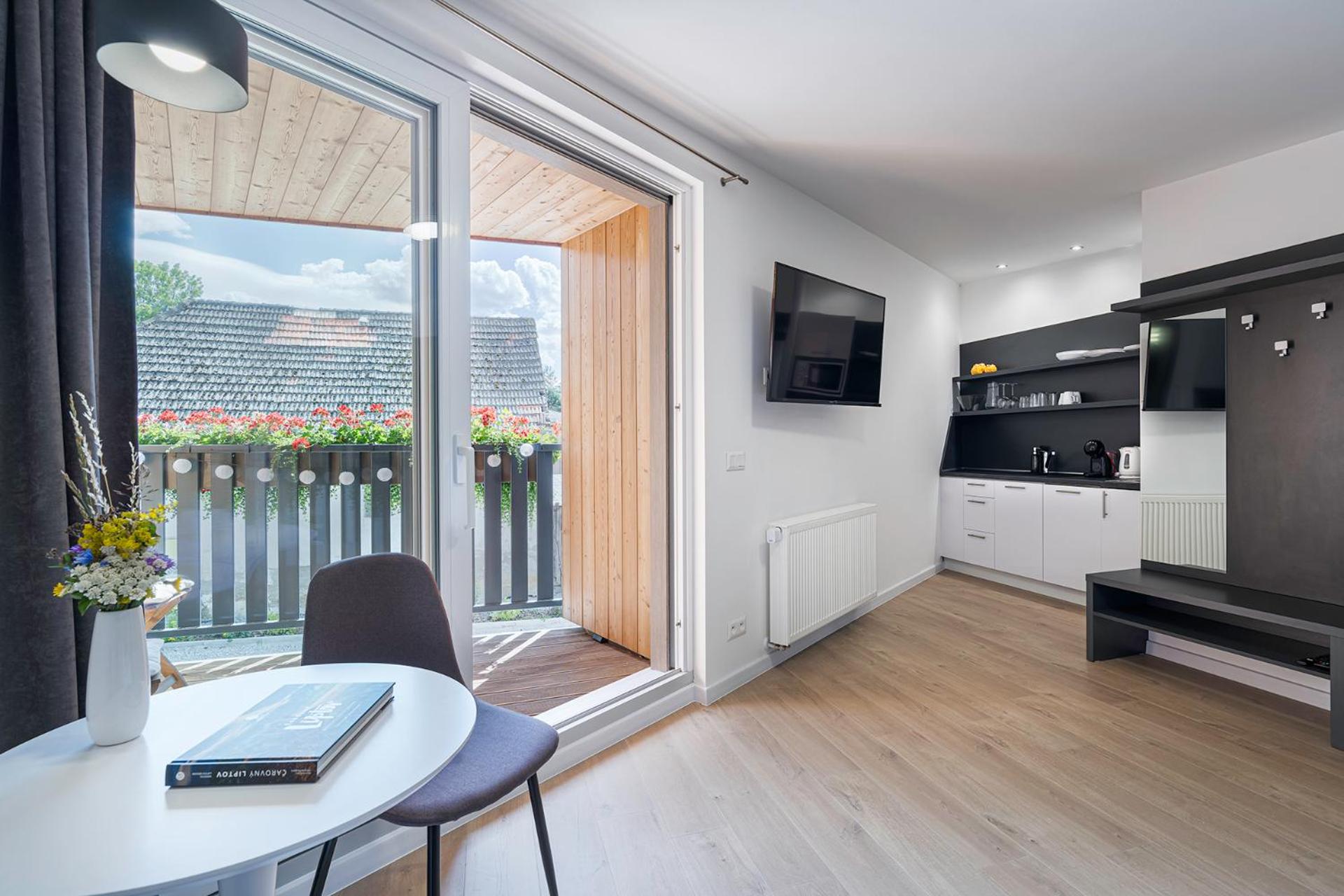 Apartment with Balcony - Photo 3
