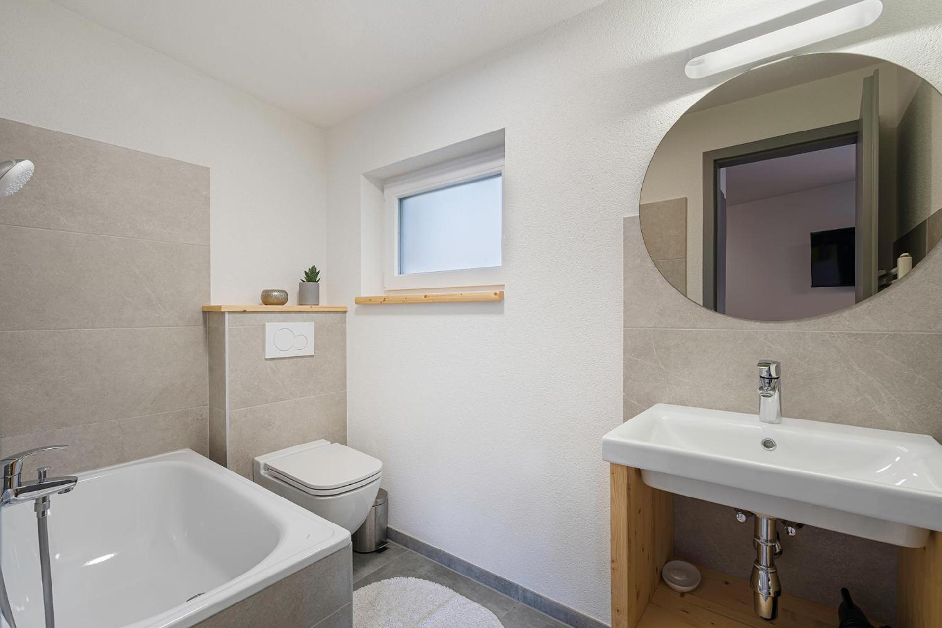 Apartment with Balcony - Photo 5