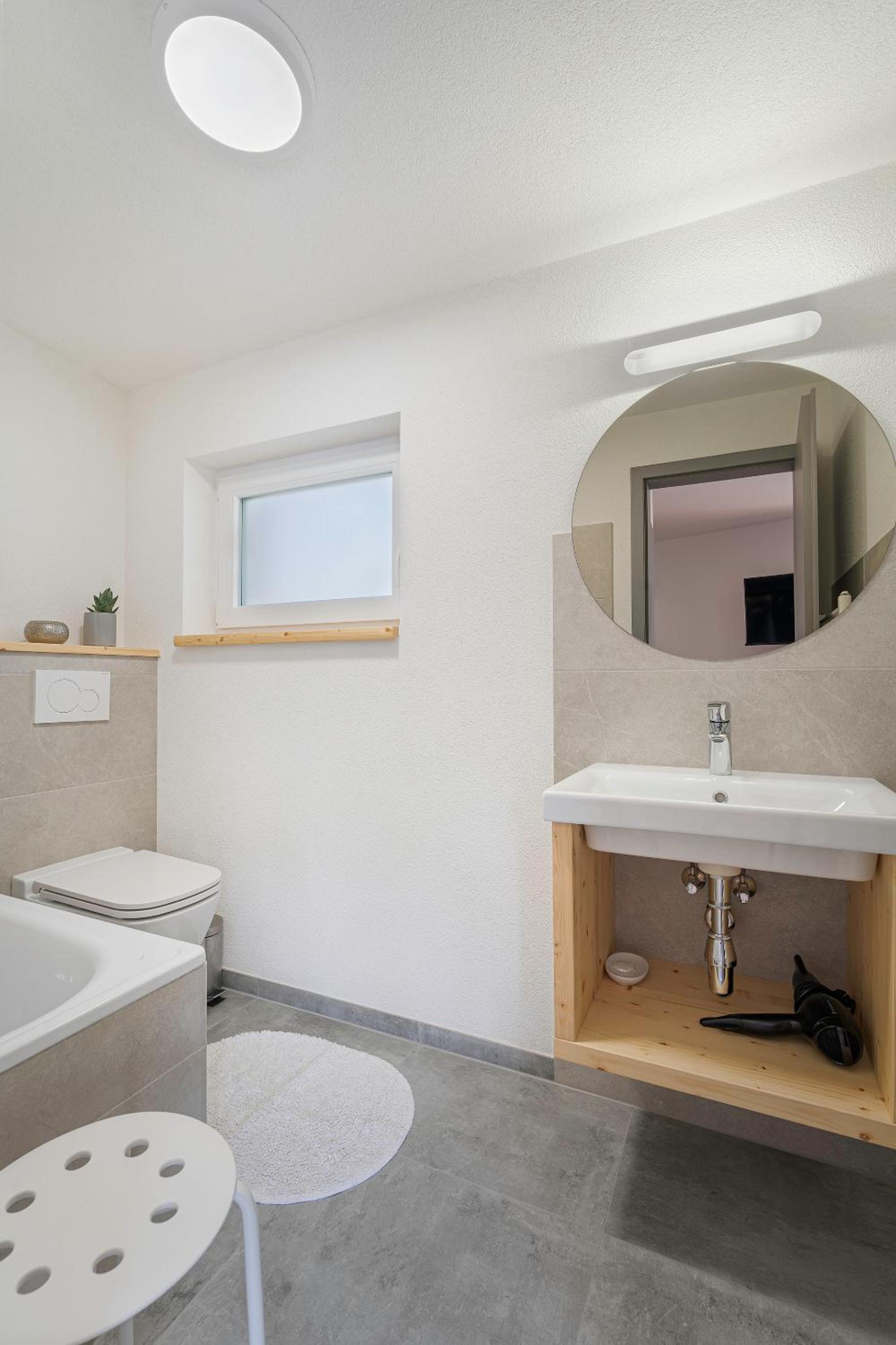 Apartment with Balcony - Photo 6