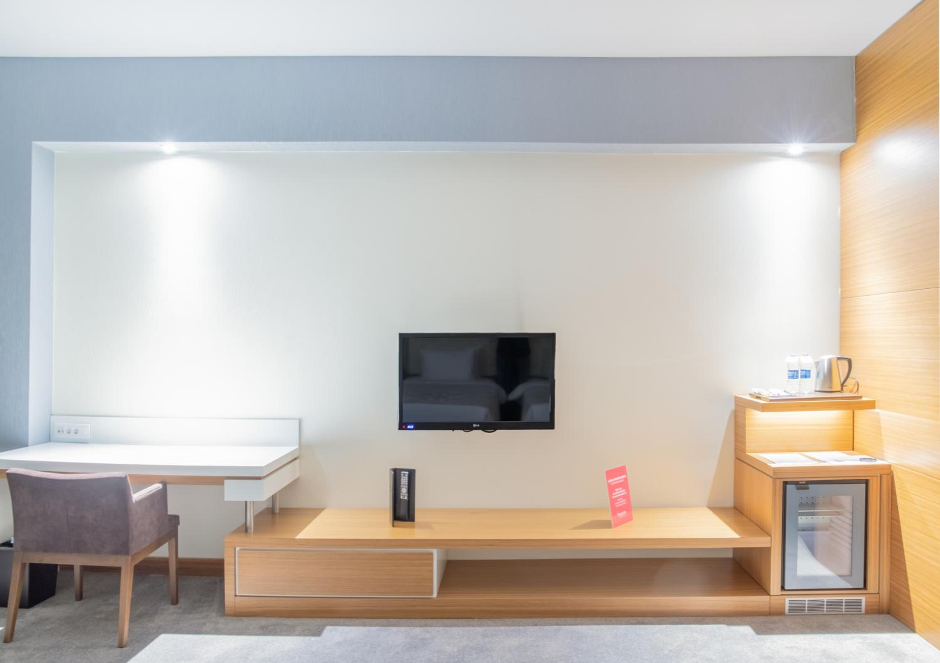 Business King Room - Non-Smoking photo 3