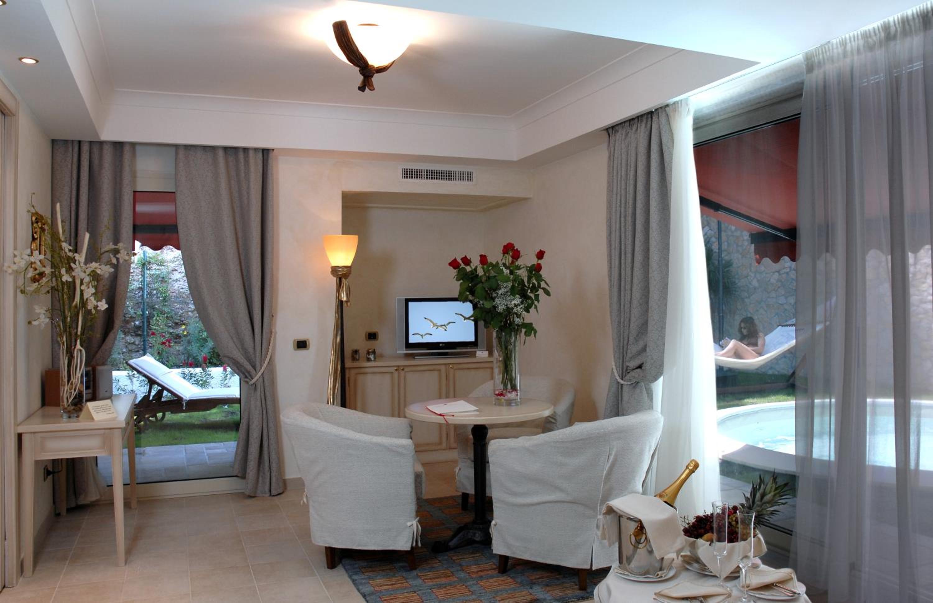 Suite with Private Pool - Photo 4