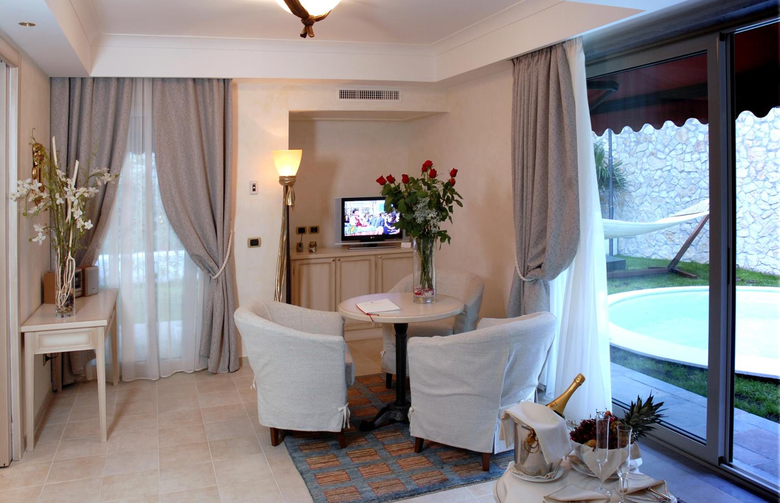 Suite with Private Pool - Photo 2