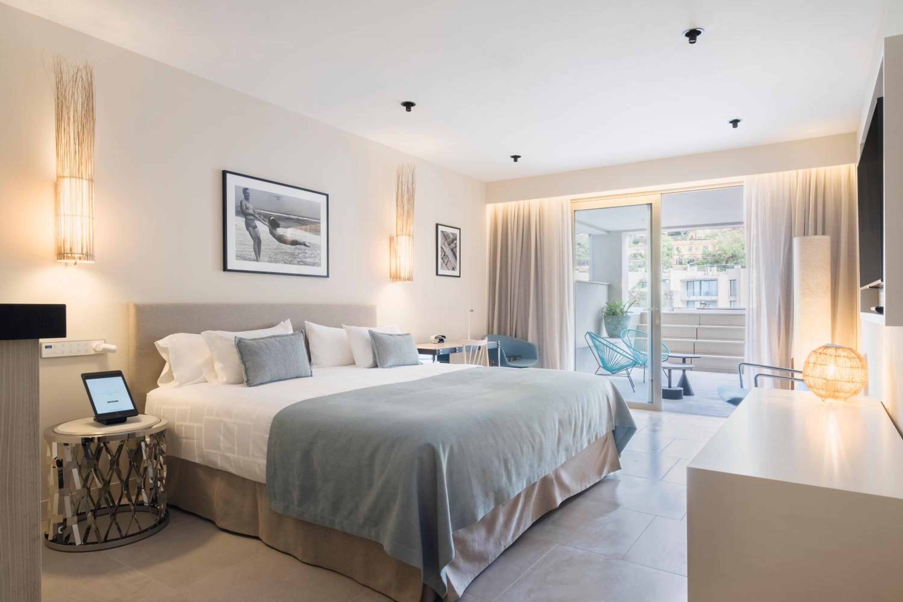 Suite Junior con jacuzzi y terraza con vista lateral al mar.