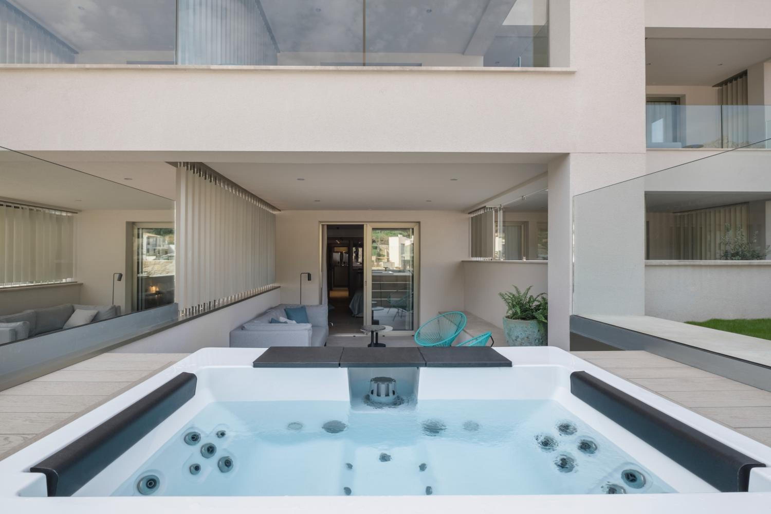 Suite Junior con jacuzzi y terraza con vista lateral al mar.