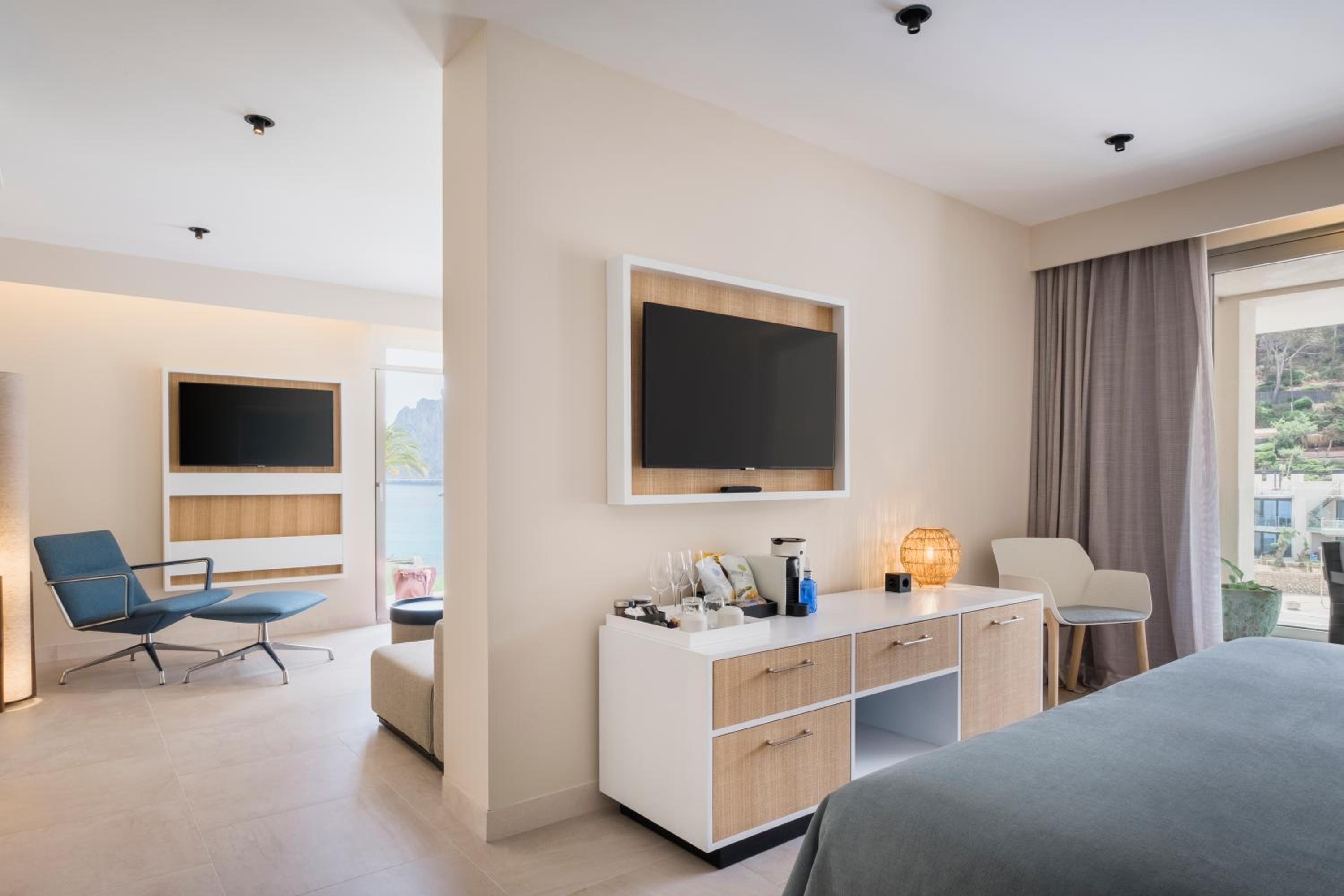 Suite with Terrace and Side Sea View - Photo 3