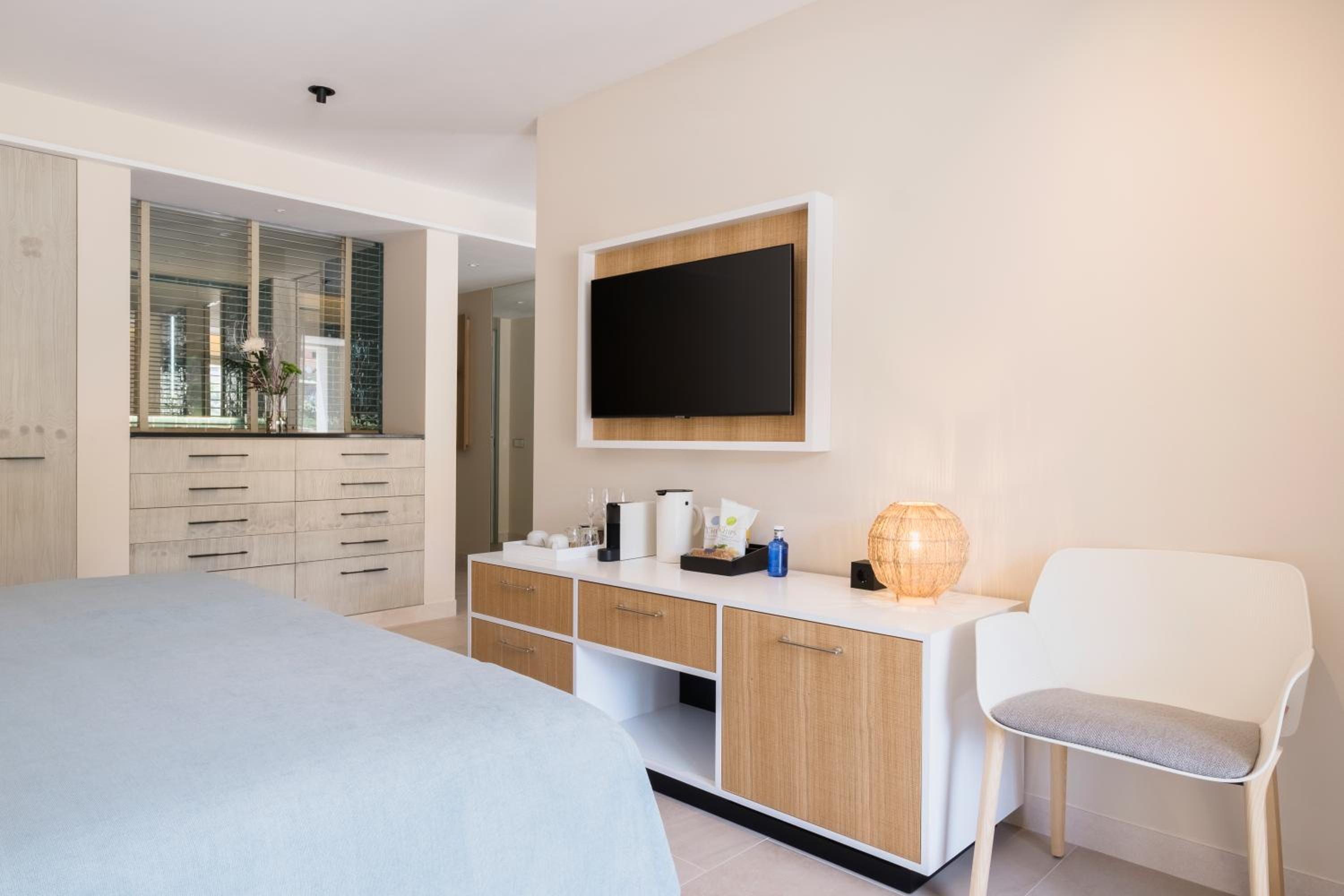 Suite with Terrace and Side Sea View - Photo 11