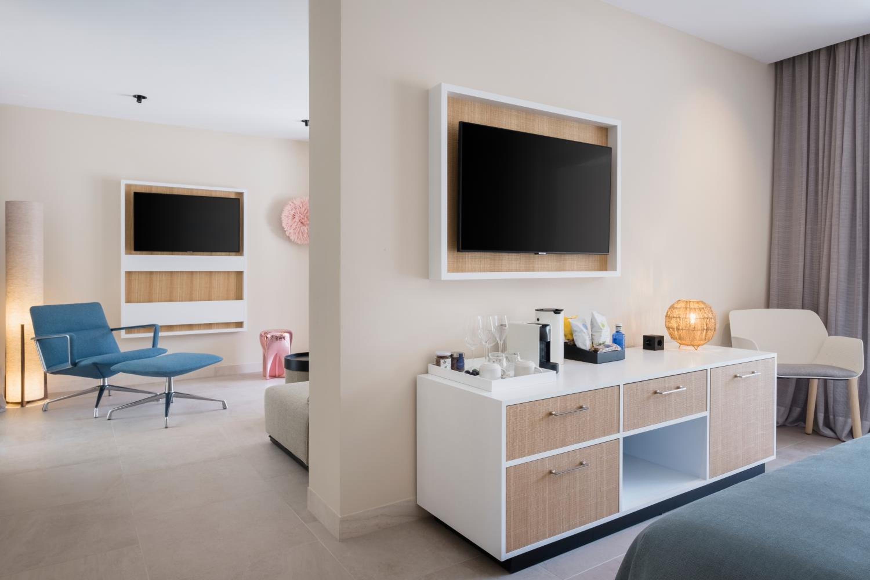 Suite With Private Pool and Side Sea View - Photo 14