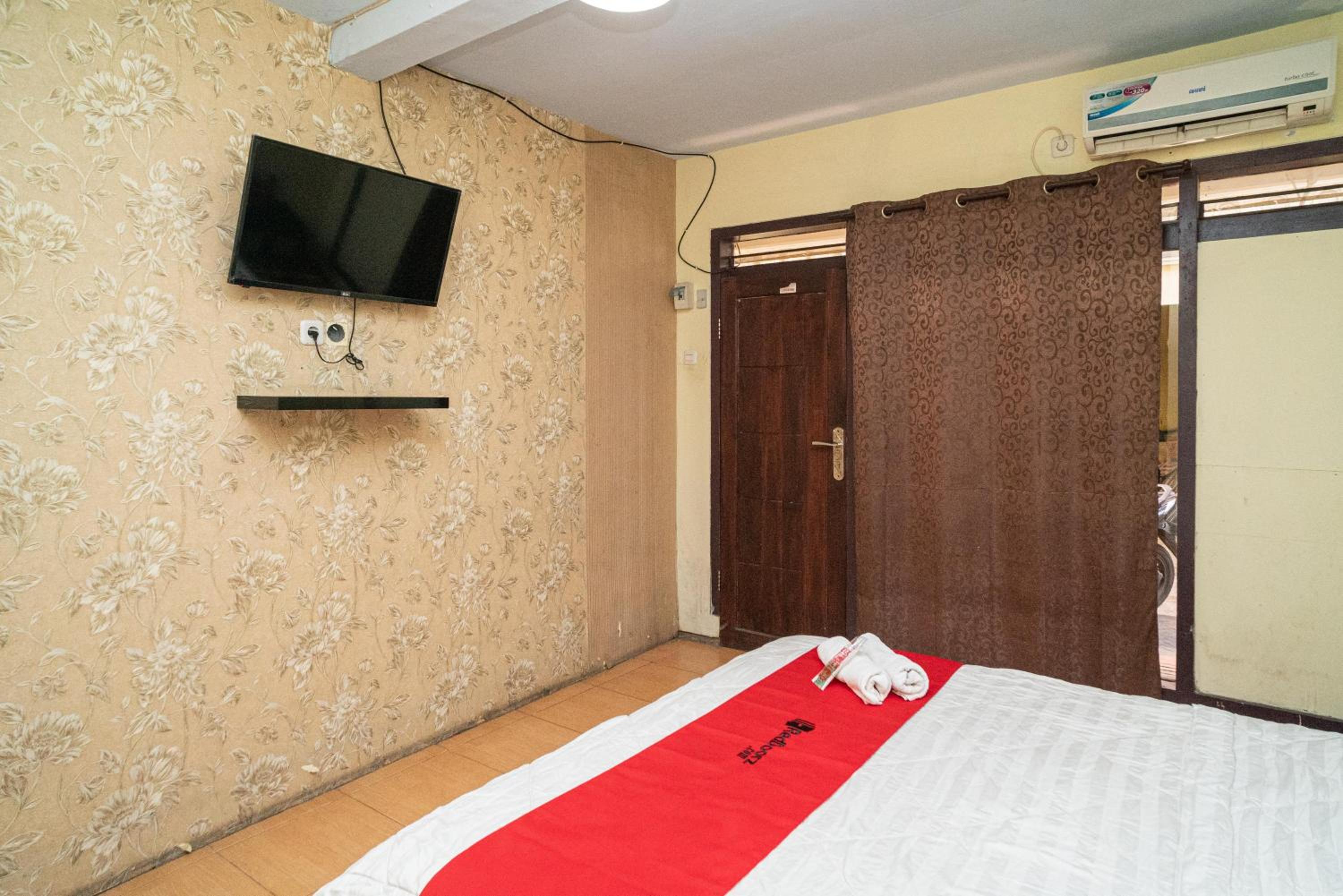 Deluxe Room - Photo 5