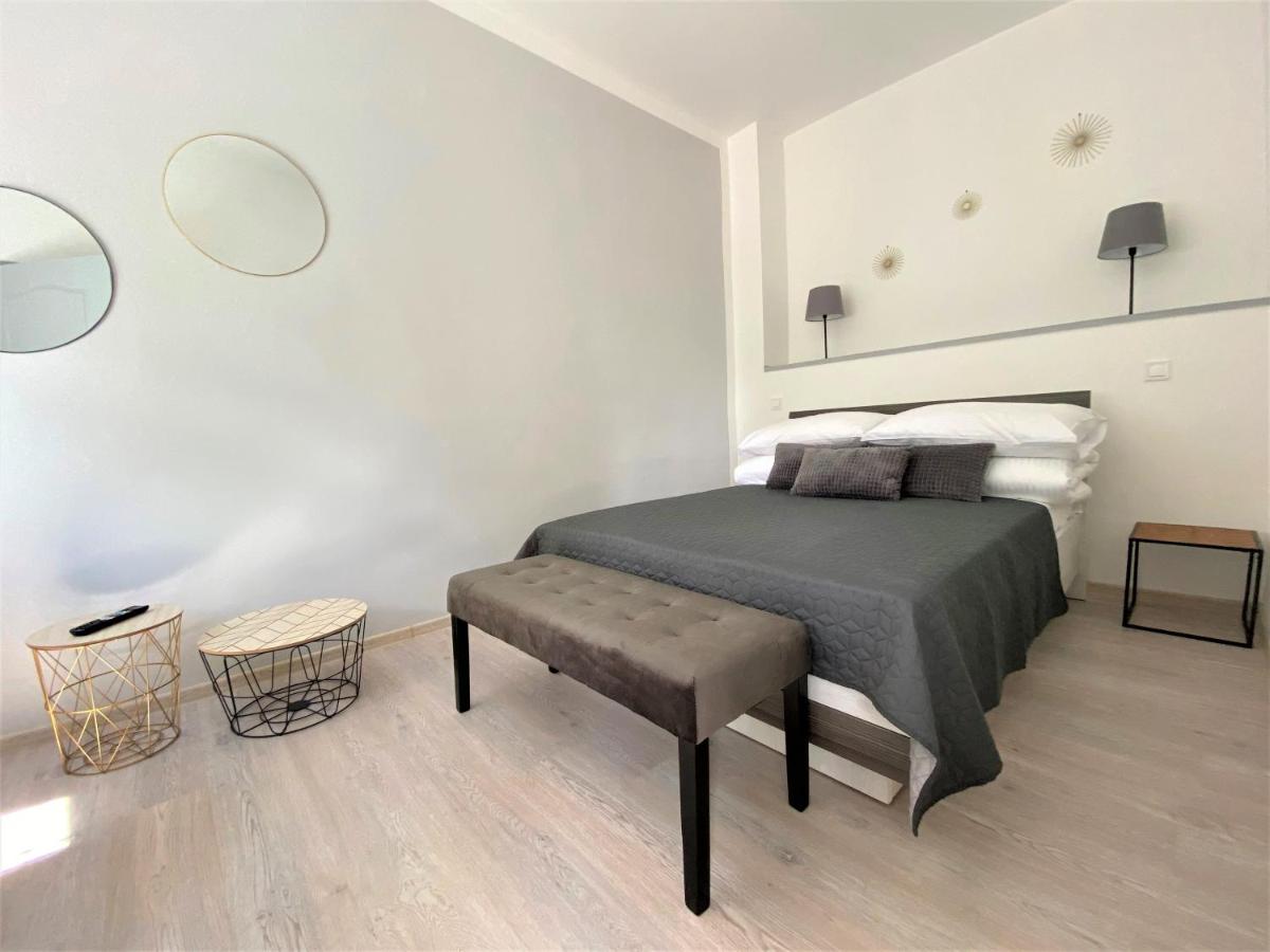 Studio Apartment - Photo 2