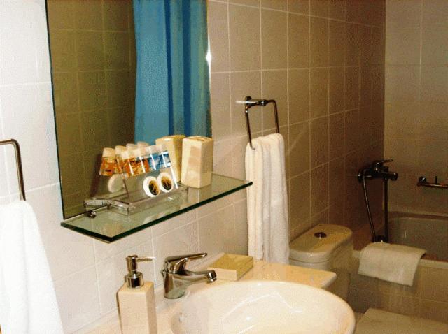 Twin Room - Photo 3