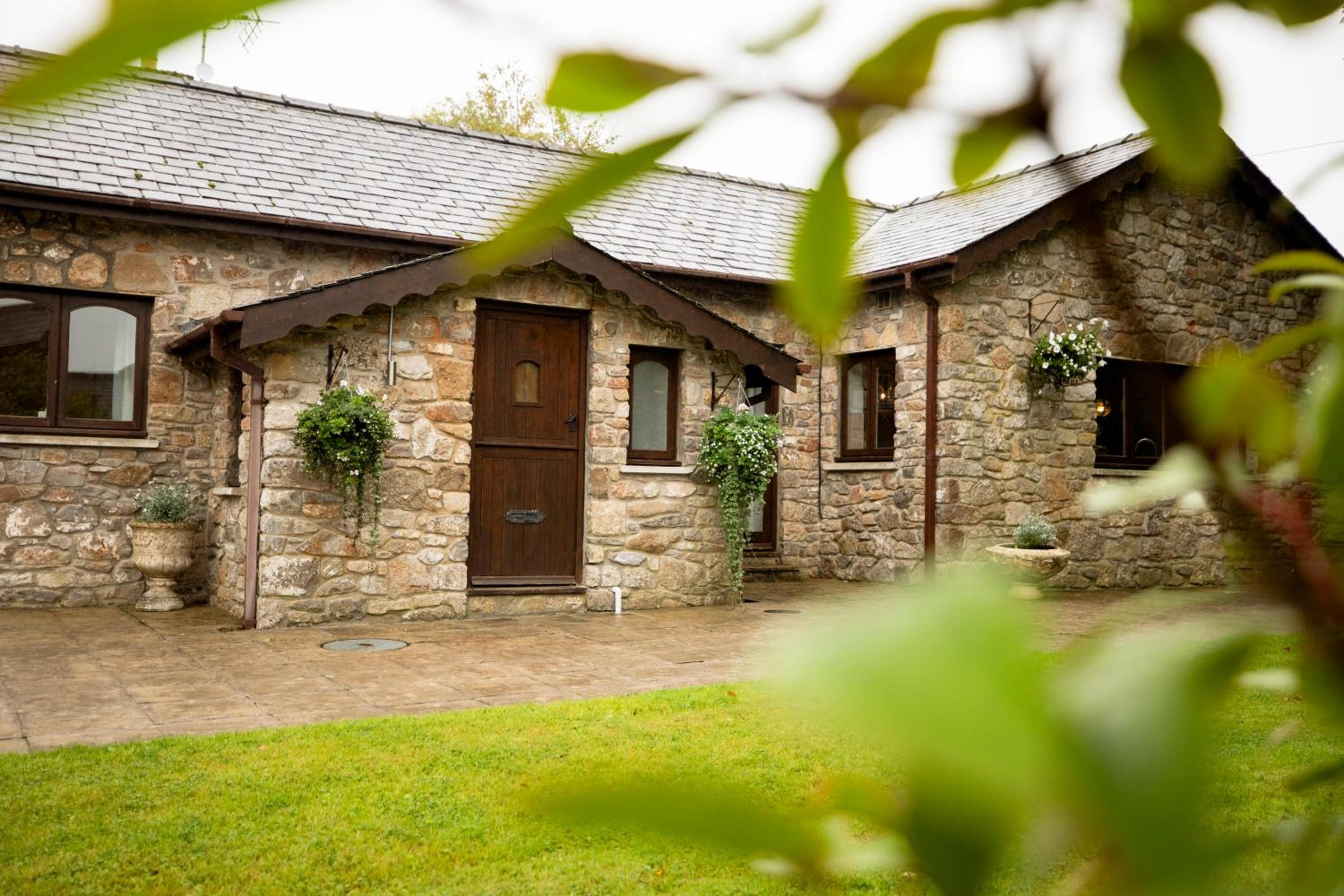 Six-Bedroom House photo 3