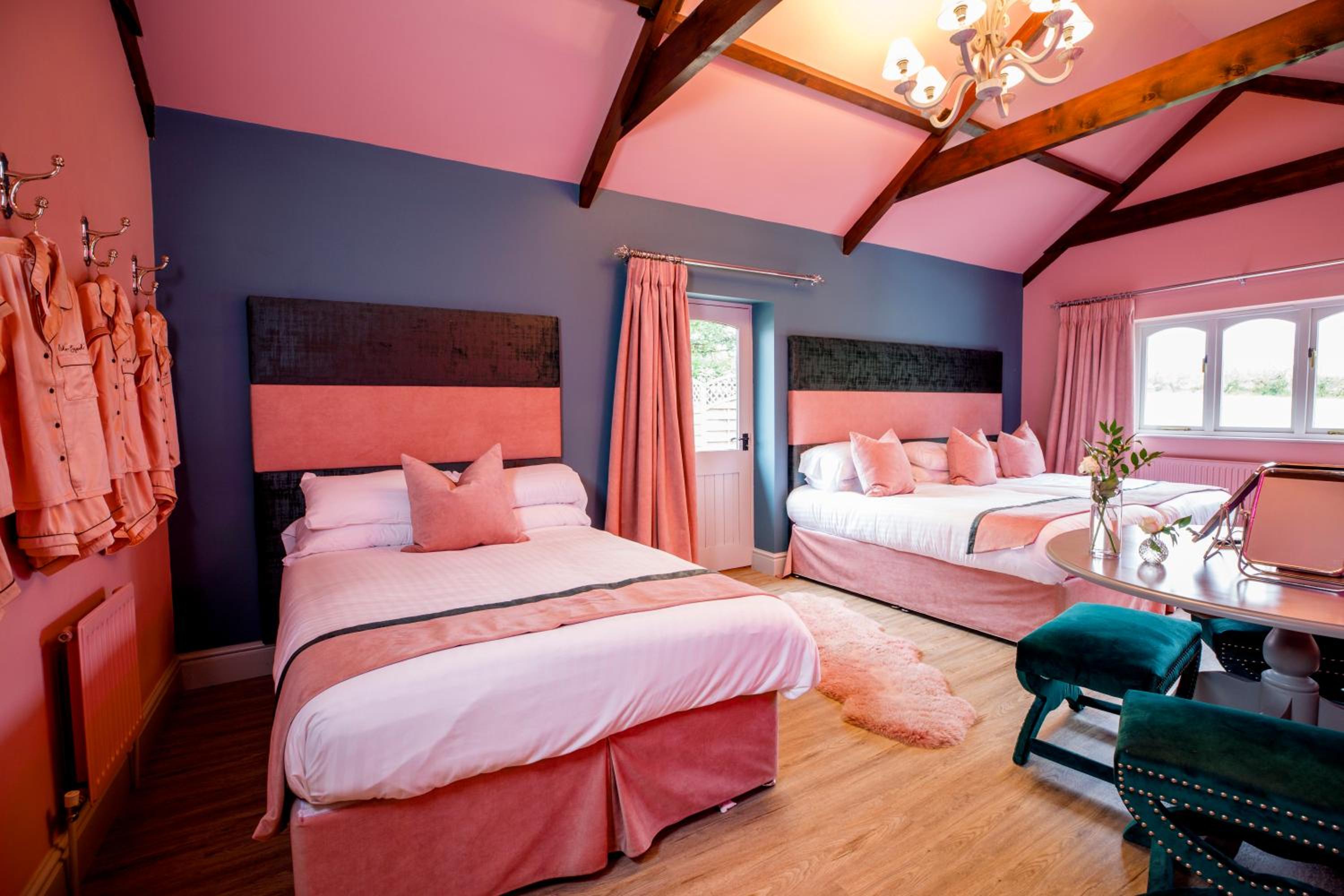 Six-Bedroom House photo 1