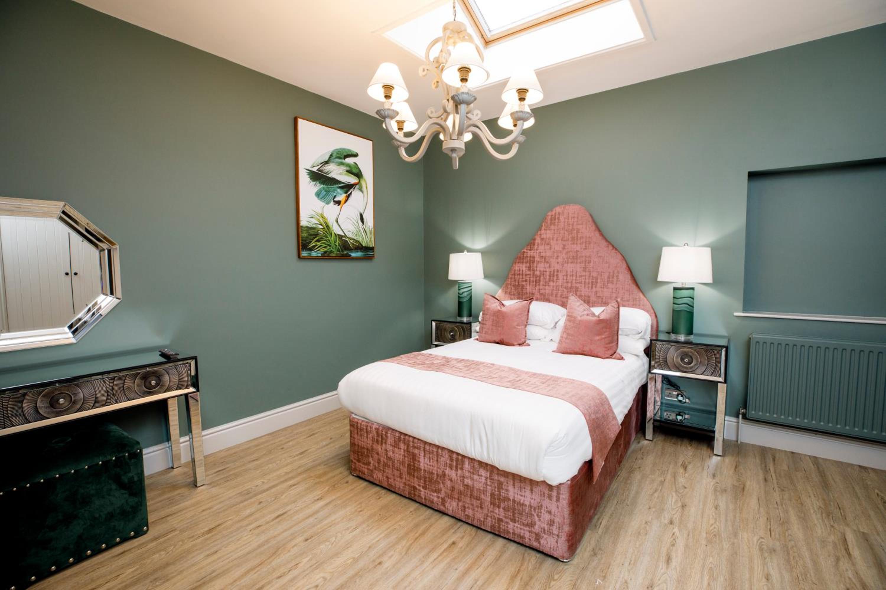 Six-Bedroom House photo 2