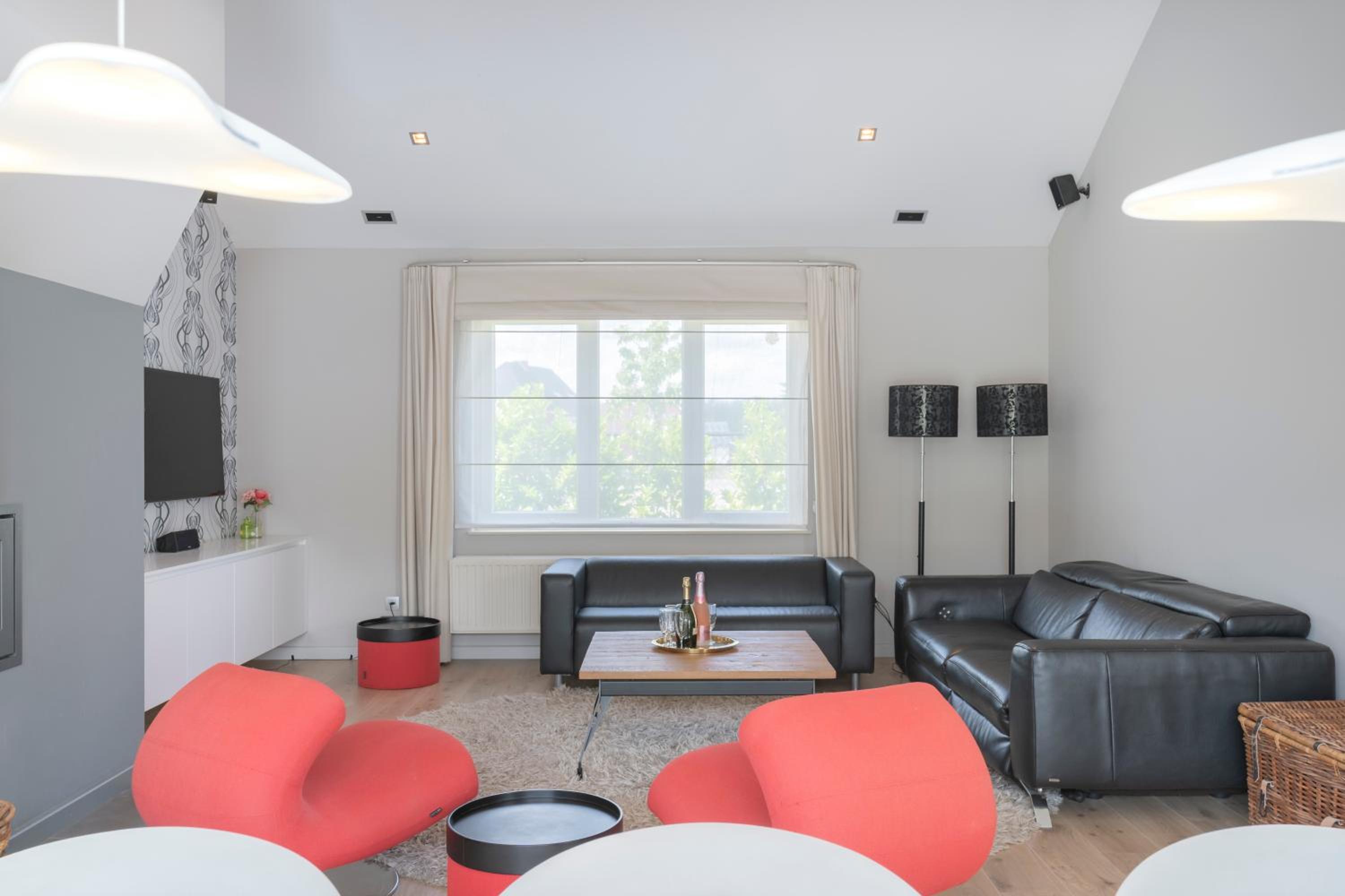 Five-Bedroom House photo 2