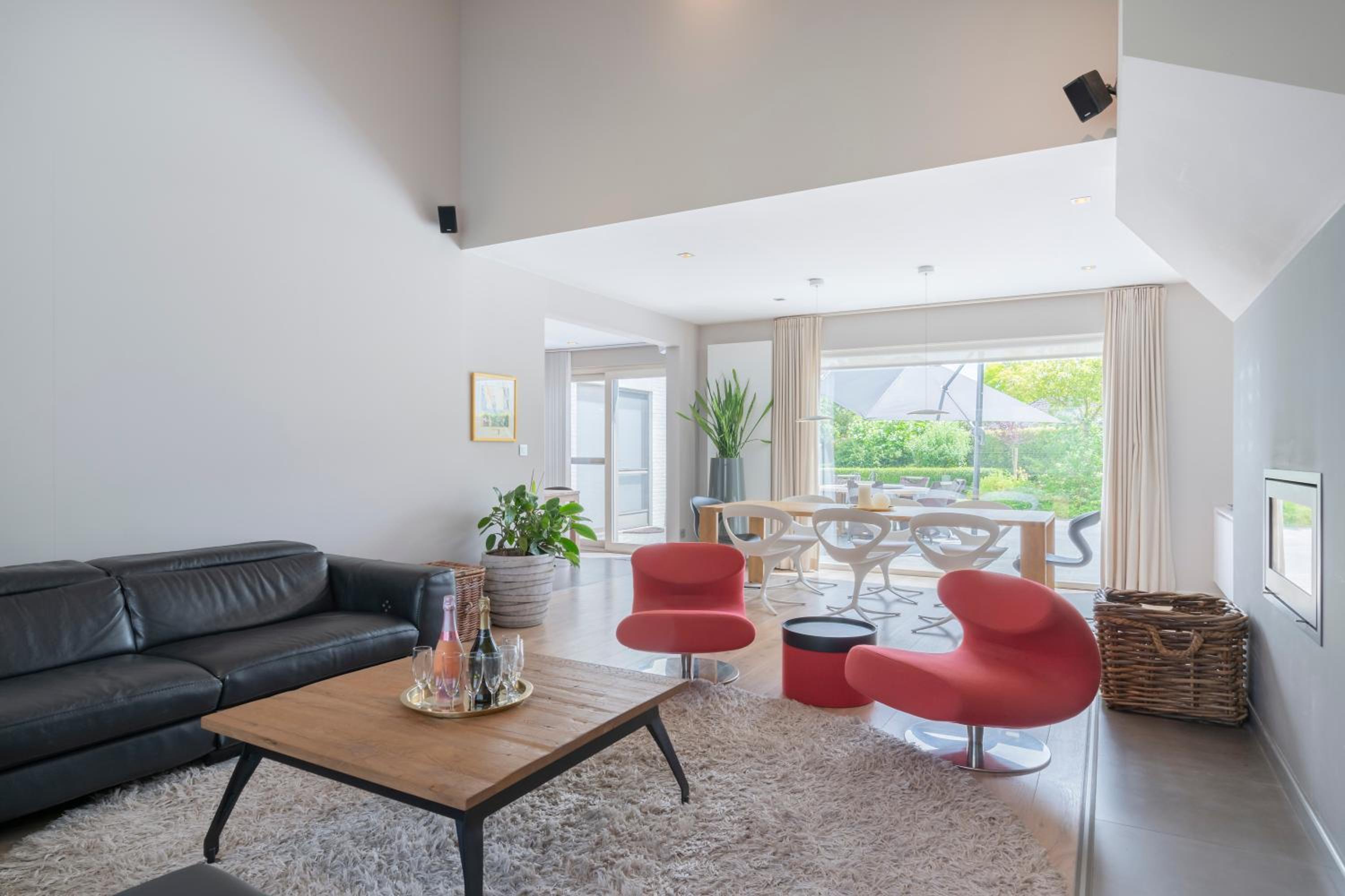 Five-Bedroom House photo 1