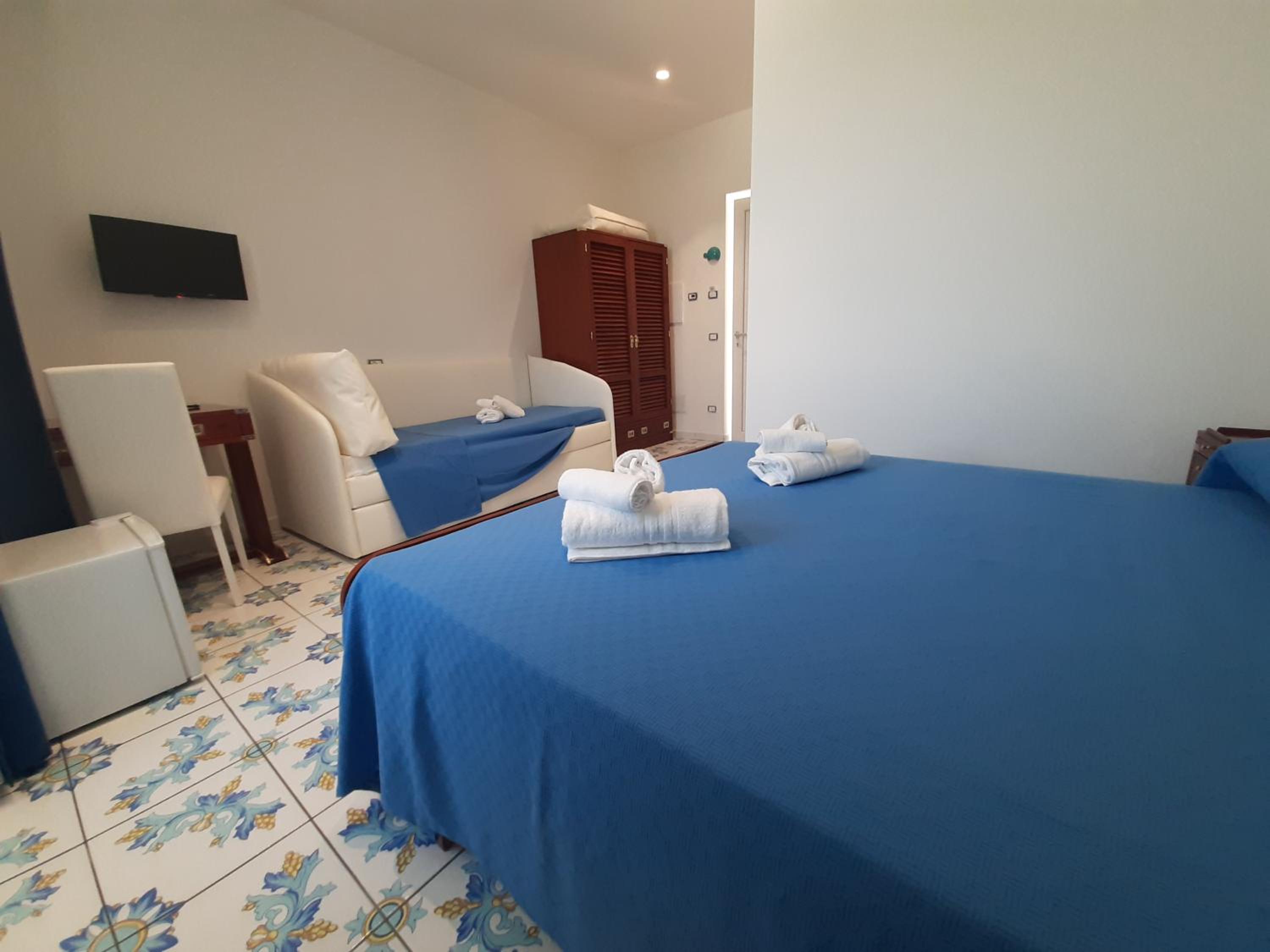 Deluxe Double or Twin Room with Sea View photo 3