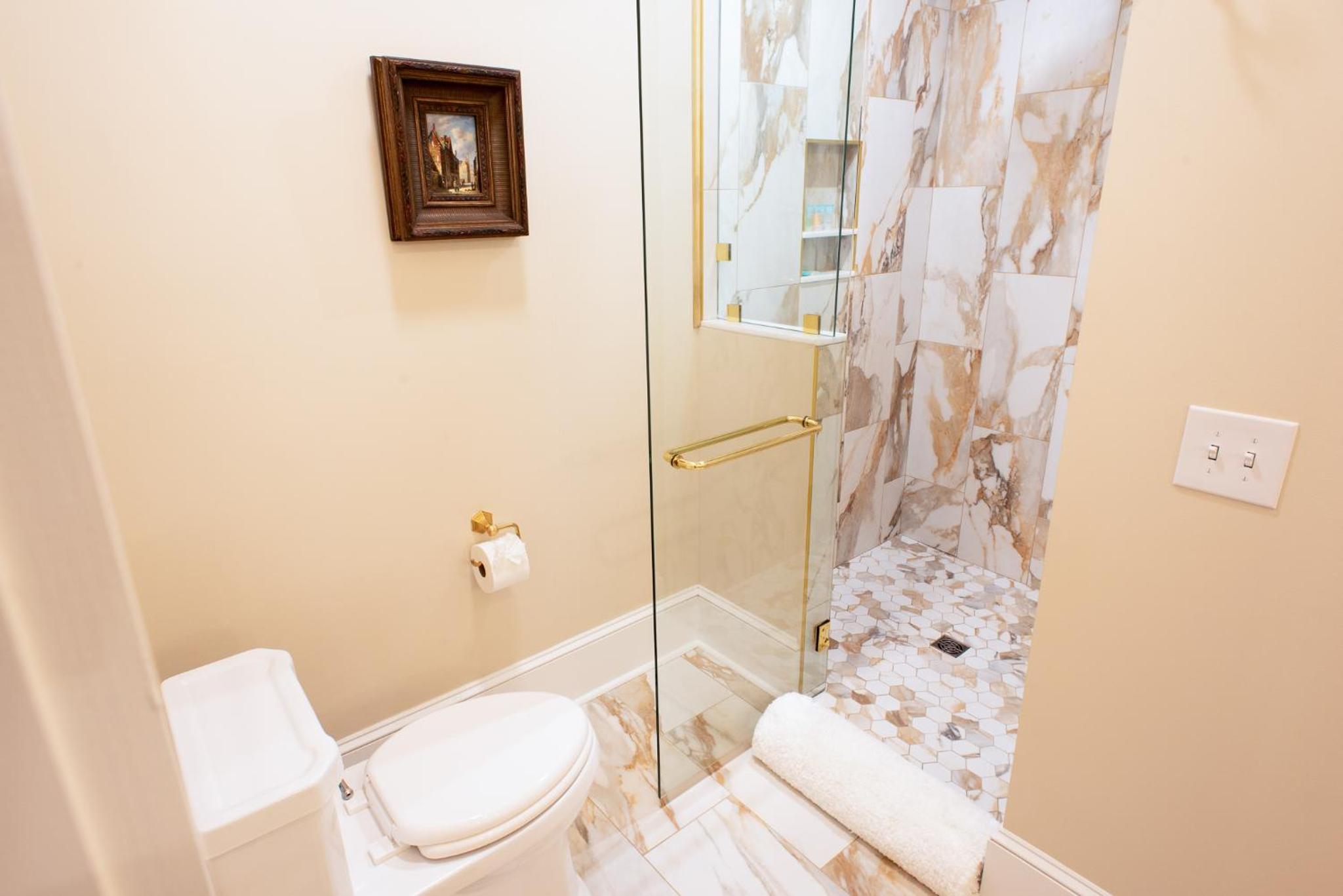 Deluxe Queen Suite - Photo 11