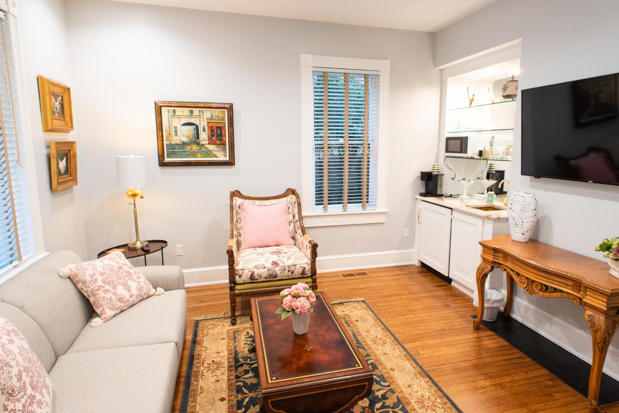 Deluxe Queen Suite - Photo 3