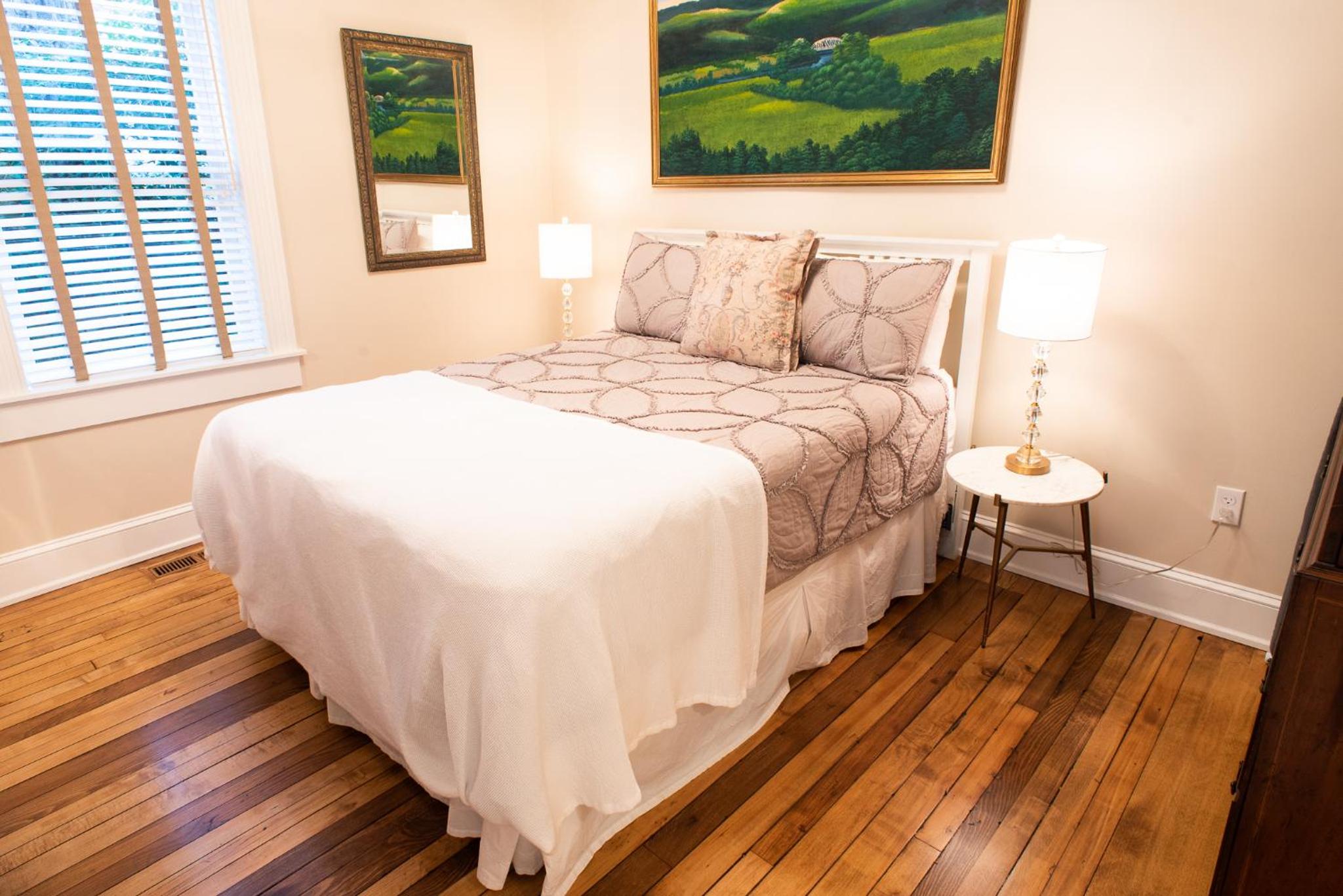 Deluxe Queen Suite - Photo 4