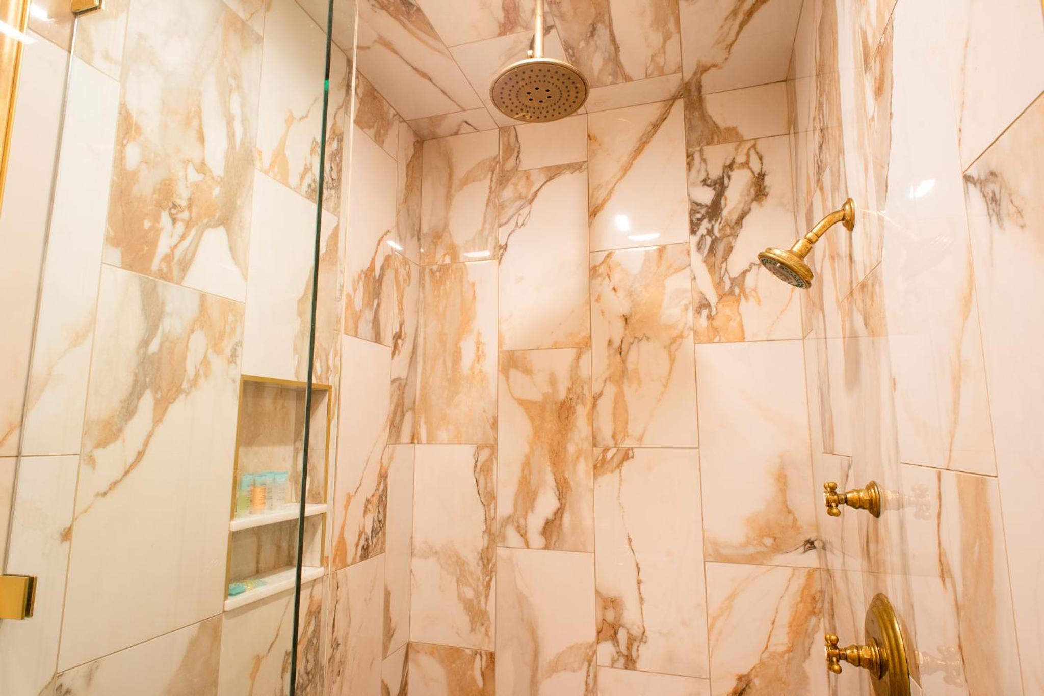 Deluxe Queen Suite - Photo 2