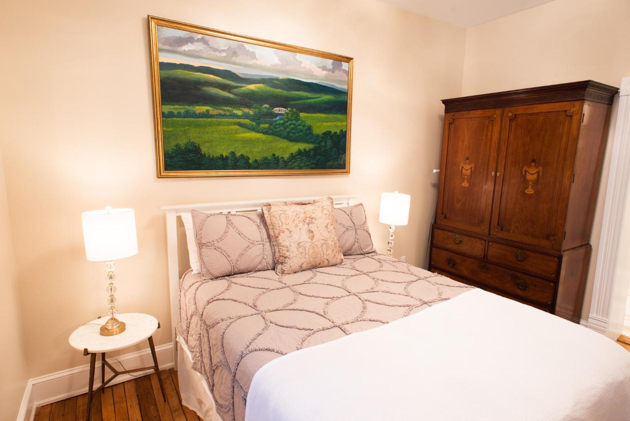 Deluxe Queen Suite - Photo 5