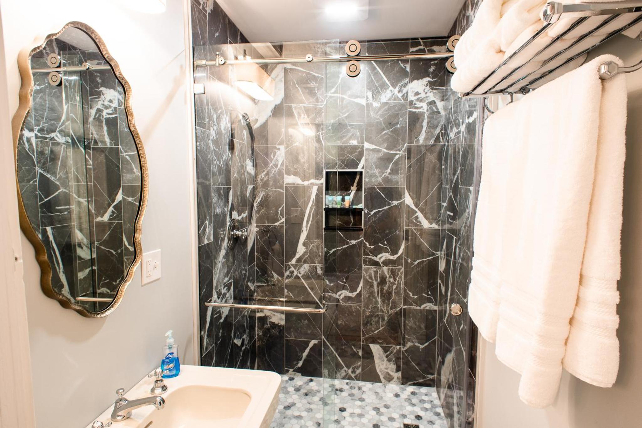 Queen Suite - Photo 2
