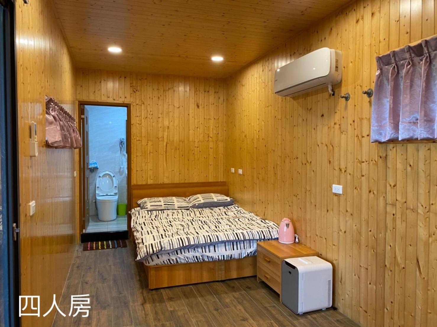 Quadruple Room with Private Bathroom photo 3