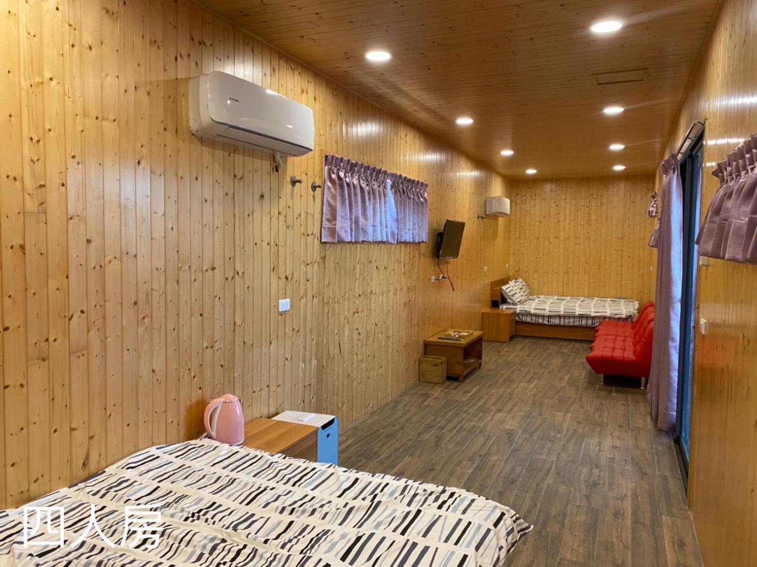 Quadruple Room with Private Bathroom photo 1