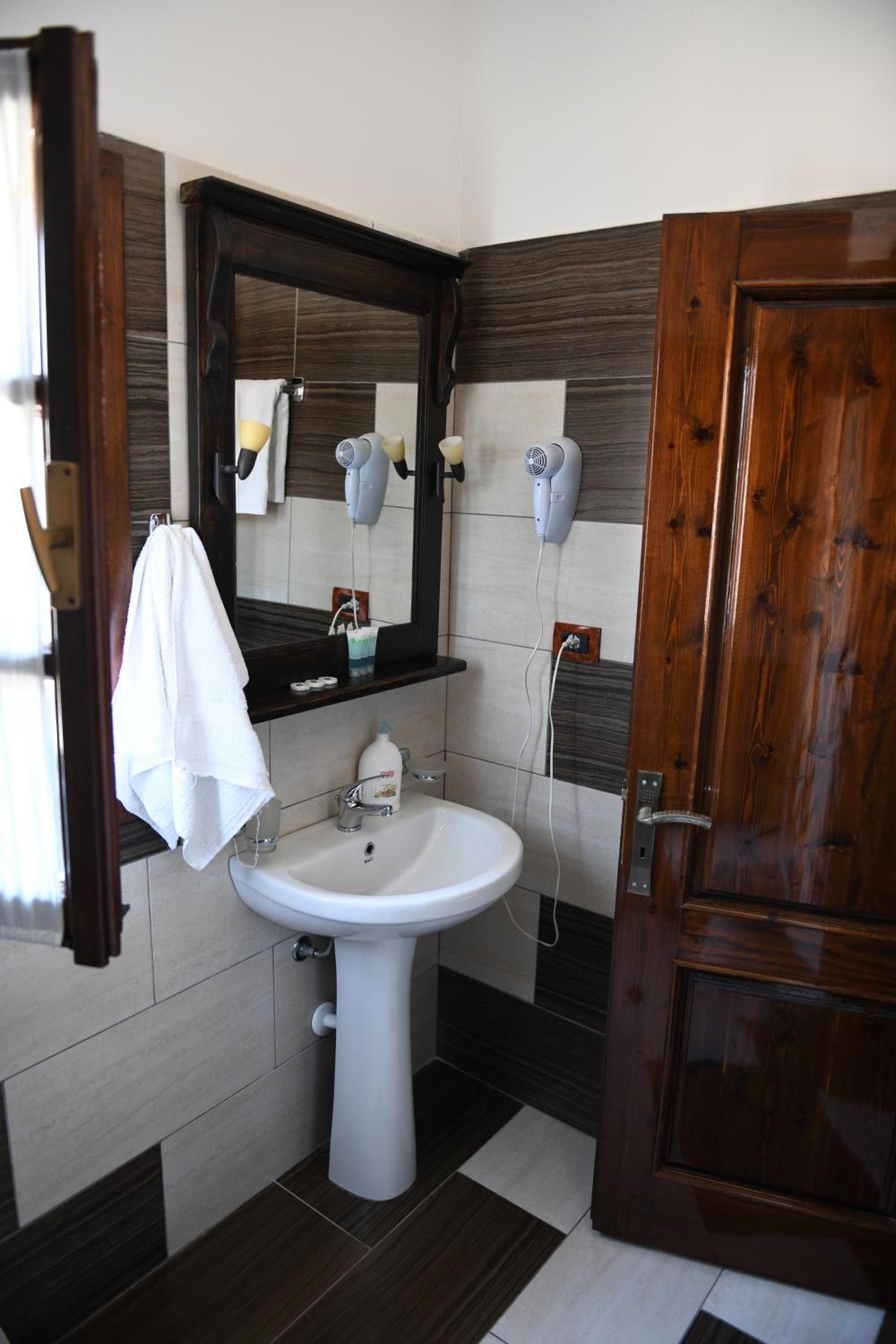 Deluxe Triple Room with Balcony photo 2