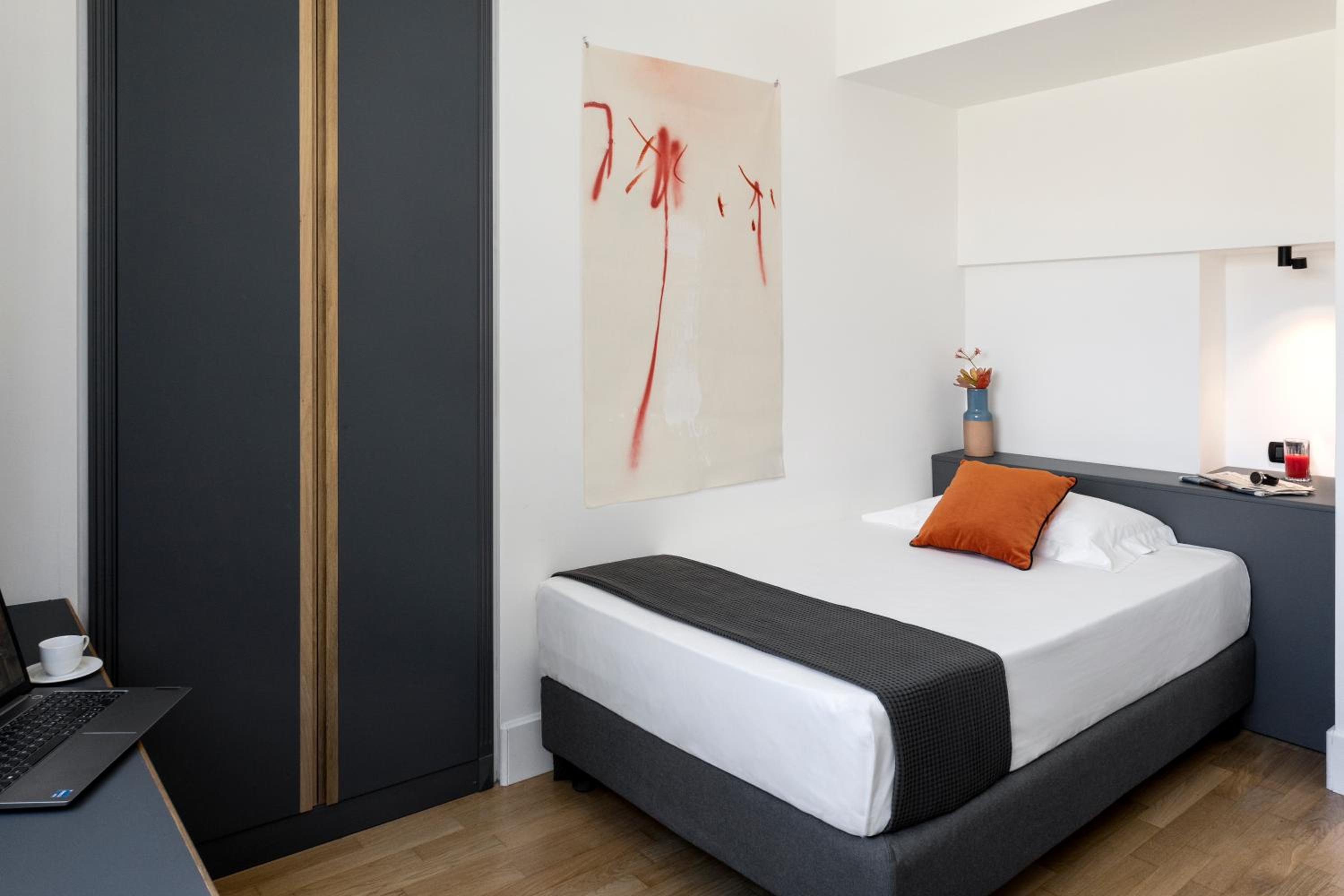 Klassisches Einzelzimmer mit französischem Bett