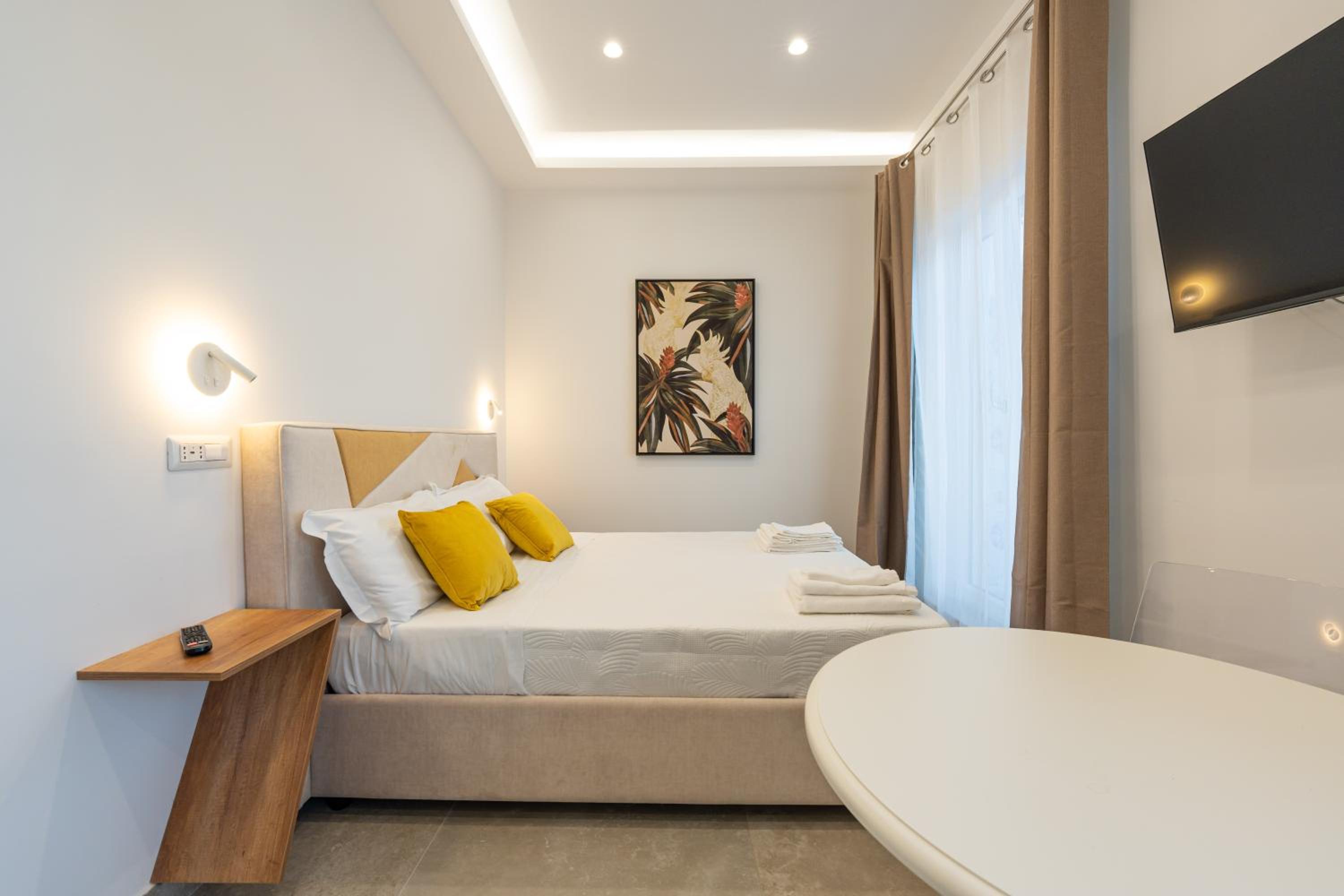 Deluxe Suite with Sea View - Photo 9