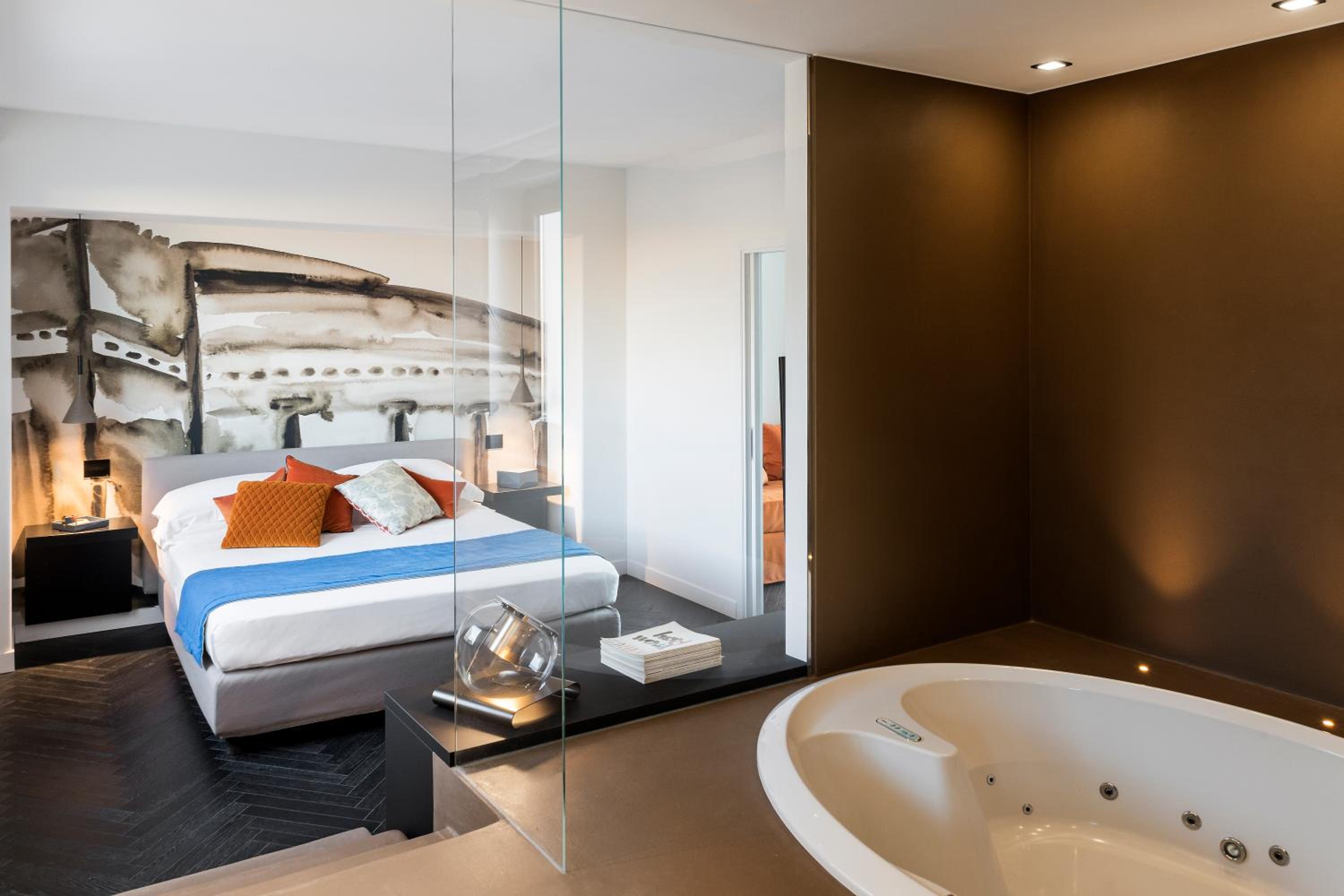 Suite - Photo 1