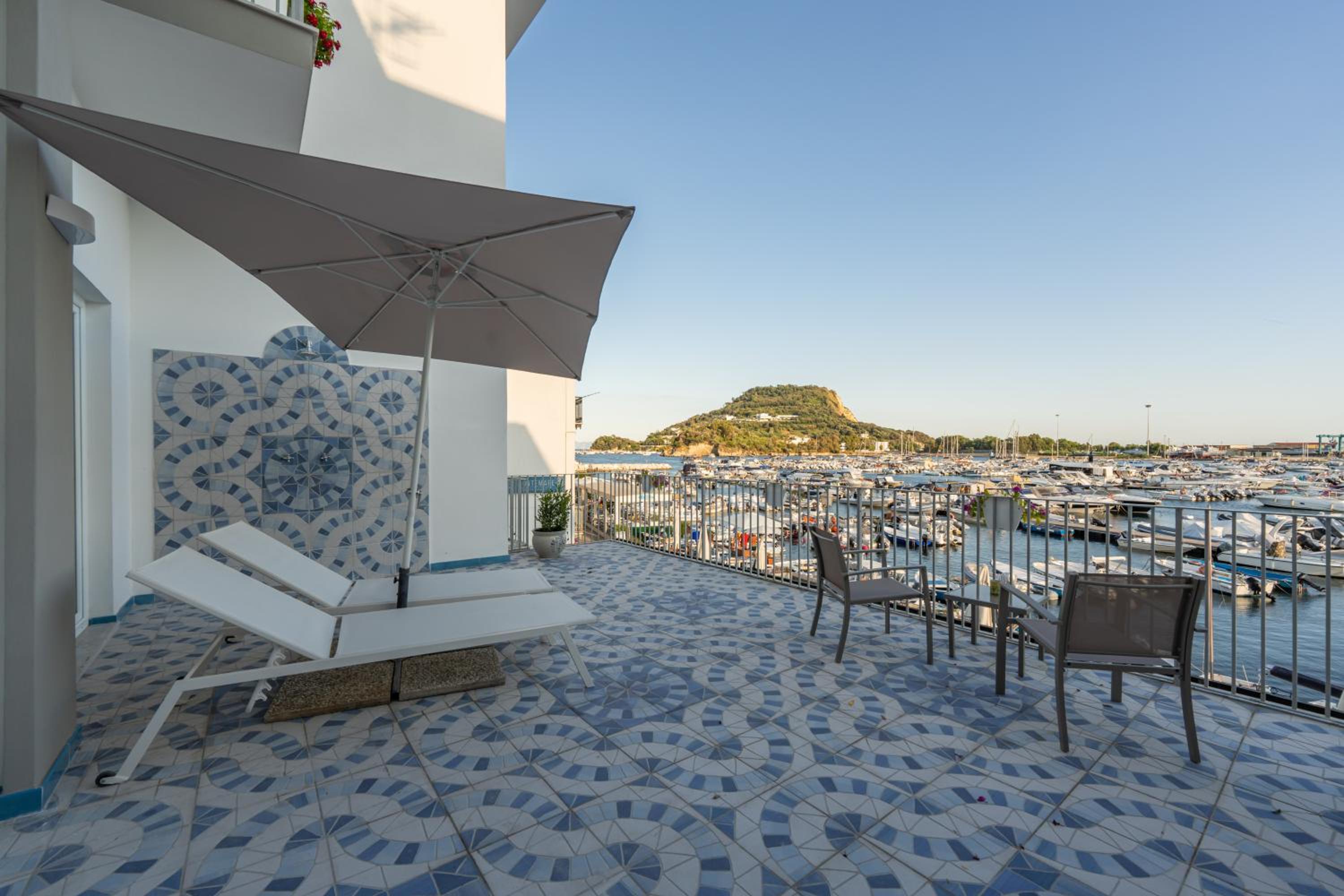 Deluxe Suite with Sea View - Photo 6