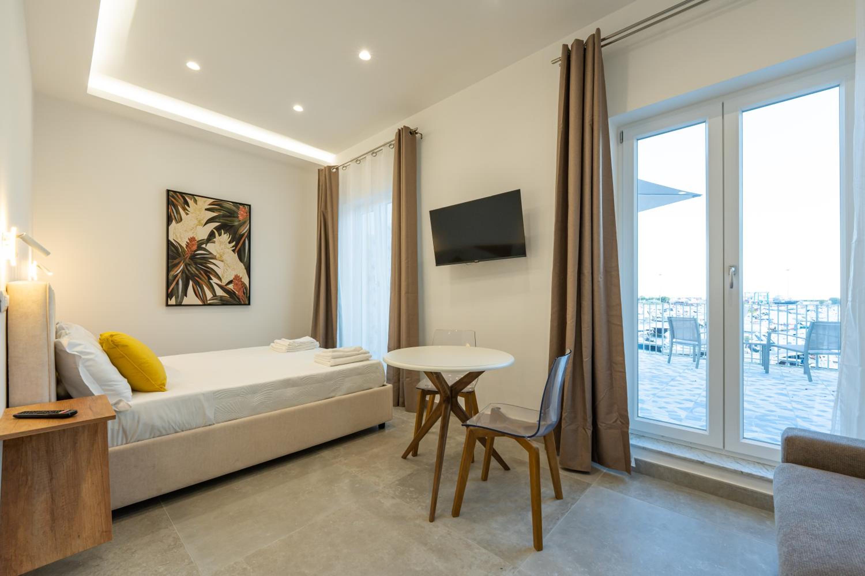 Deluxe Suite with Sea View - Photo 1