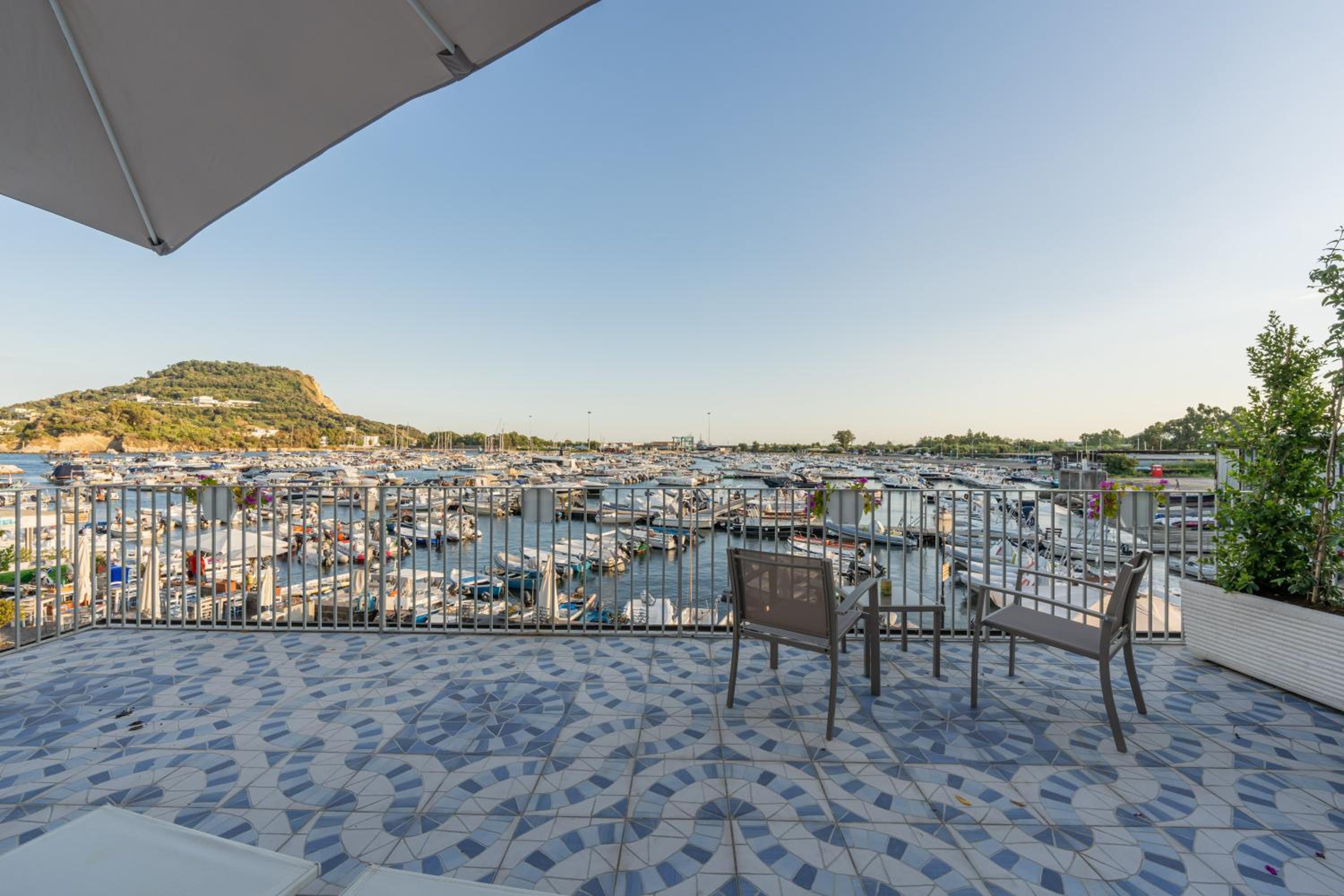 Deluxe Suite with Sea View - Photo 11