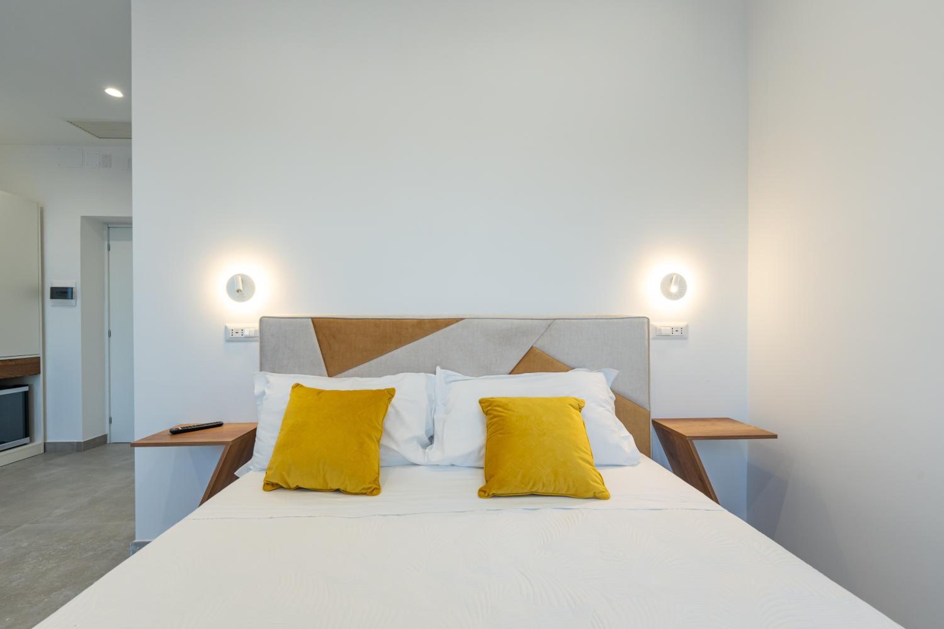 Deluxe Suite with Sea View - Photo 8